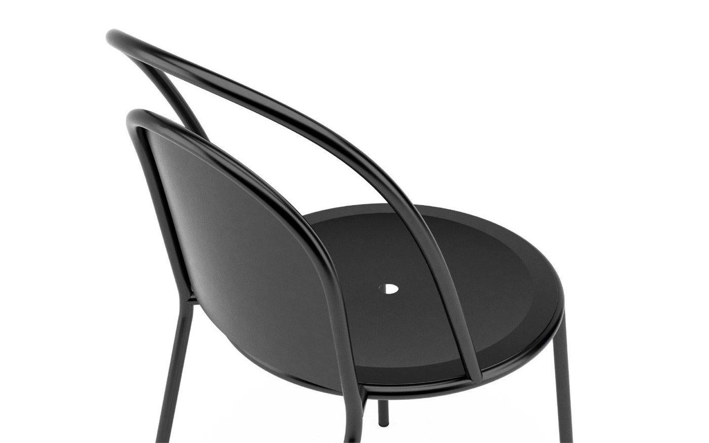 Das Design des Dune Stuhls basiert auf der sich wiederholenden Form des Bogens, architektonisch und mathematisch. Dieser Stuhl hat eine elegante und leichte Ästhetik und ist für den Innen- und Außenbereich geeignet. Entworfen von paulineplusluis,