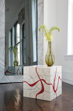 Tavolo moderno a forma di cubo Dune in osso con intarsi in resina grigia e rossa