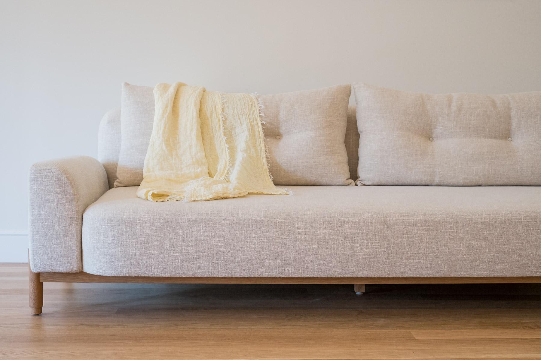 Das Dune-Sofa wurde von den sanften Rundungen und abwechslungsreichen, wellenförmigen Flächen natürlicher Sanddünen inspiriert. Armlehnen, Rückenlehne und Sitzfläche des Sofas bilden eine Komposition aus sich überschneidenden Formen und Flächen, die