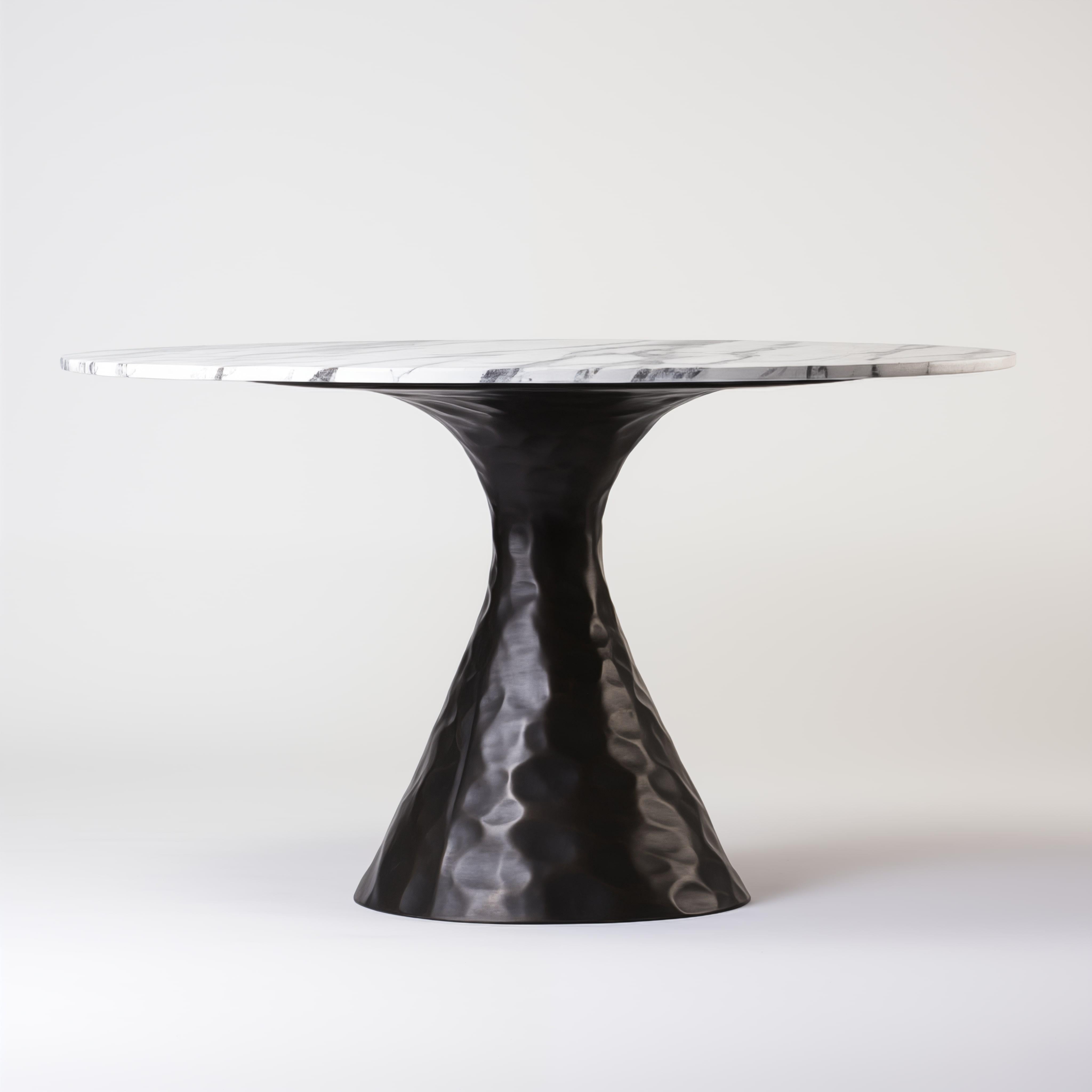 Il nostro tavolo da pranzo Dunes è un pezzo forte che fonde forme scultoree e materiali senza tempo. Dotato di una solida base in bronzo fuso e di una scelta di raffinati piani in pietra, questo bellissimo tavolo da pranzo rotondo da 48 pollici