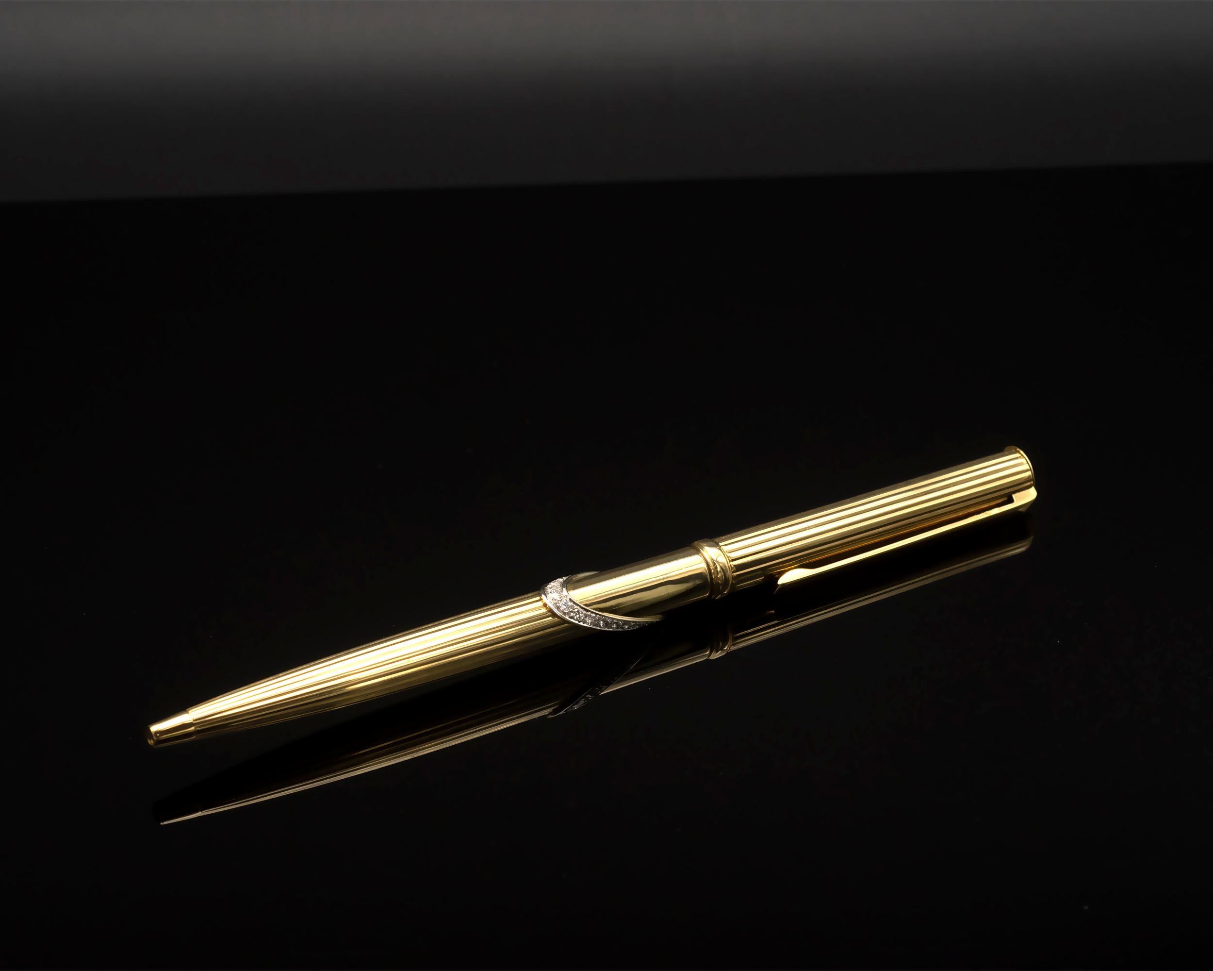 Extraordinary Dunhill rollerball pen in 18 karat yellow Gold with in its midst a line of diamonds set on White gold . Incredibly refined design and superb craftsmanship quality for a rare item. mint condition, original box.
Total weight 29.75