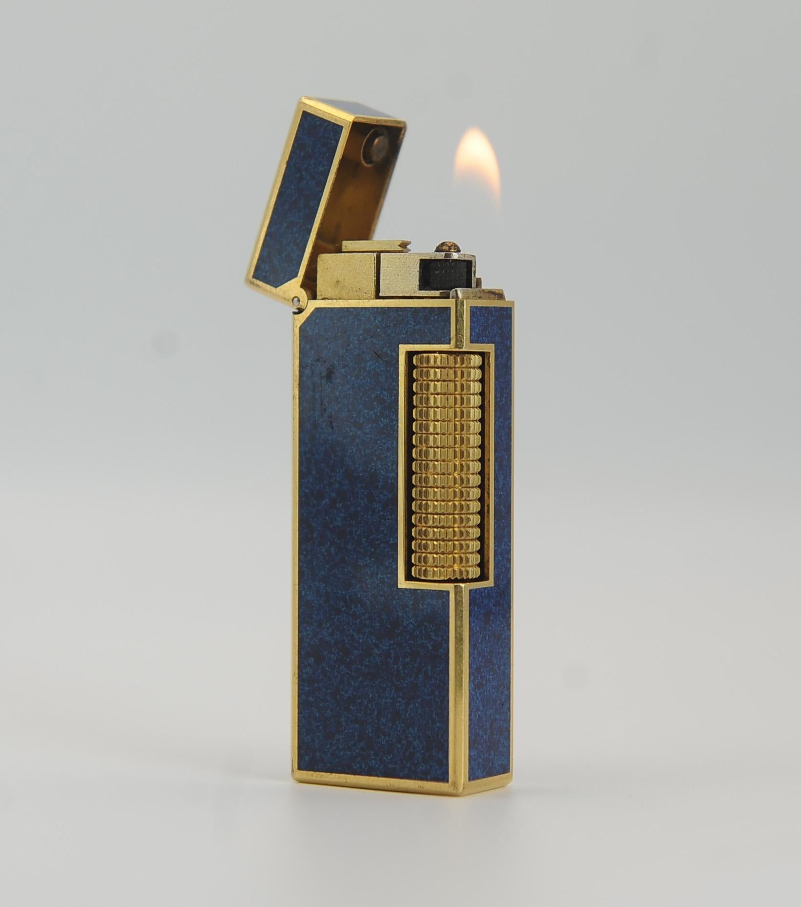 Svizzero Accendino Dunhill Rollagas placcato in oro 18ct e laccato in marmo blu, imballato e revisionato in vendita