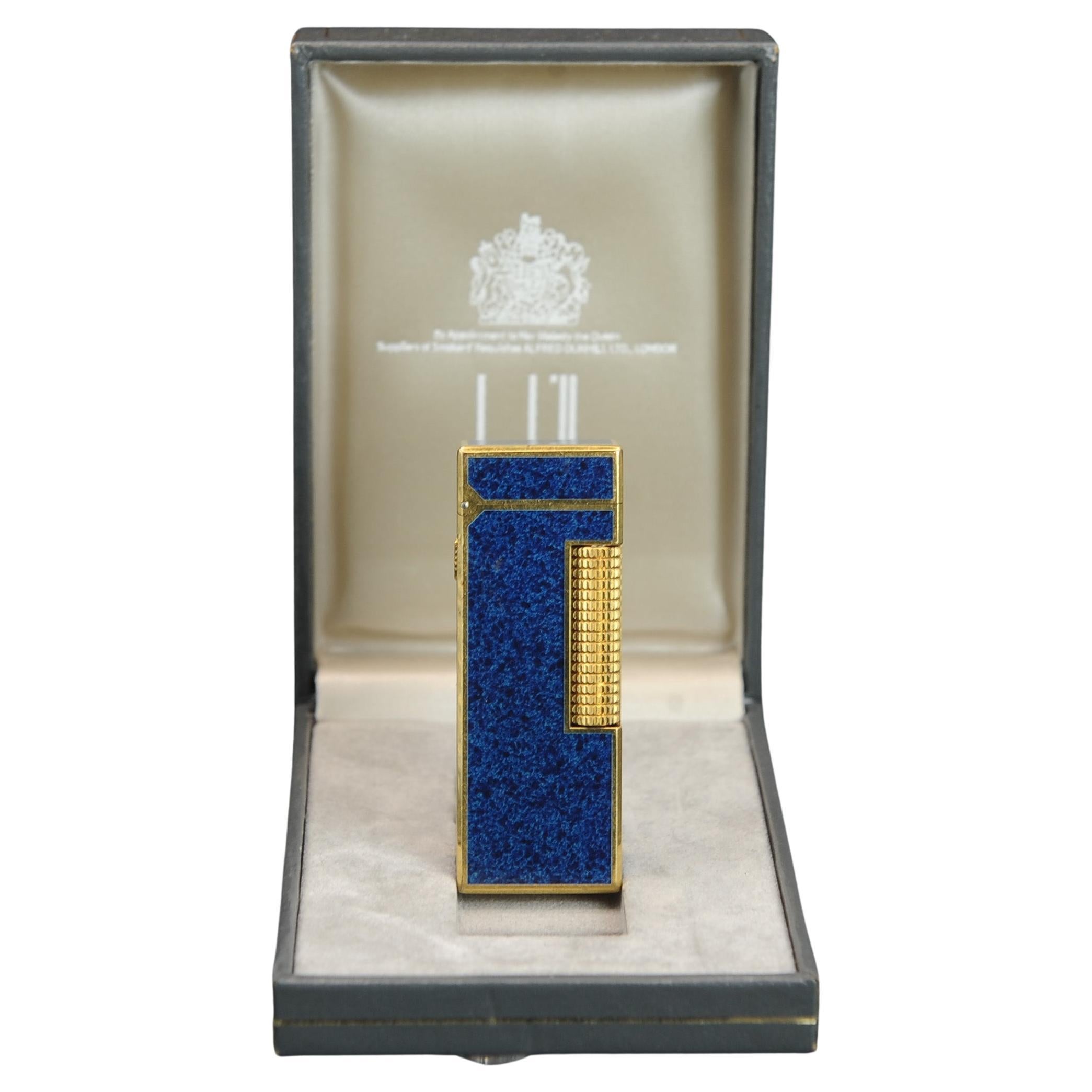 Accendino Dunhill Rollagas placcato in oro 18ct e laccato in marmo blu, imballato e revisionato In condizioni buone in vendita a Reading, Berkshire
