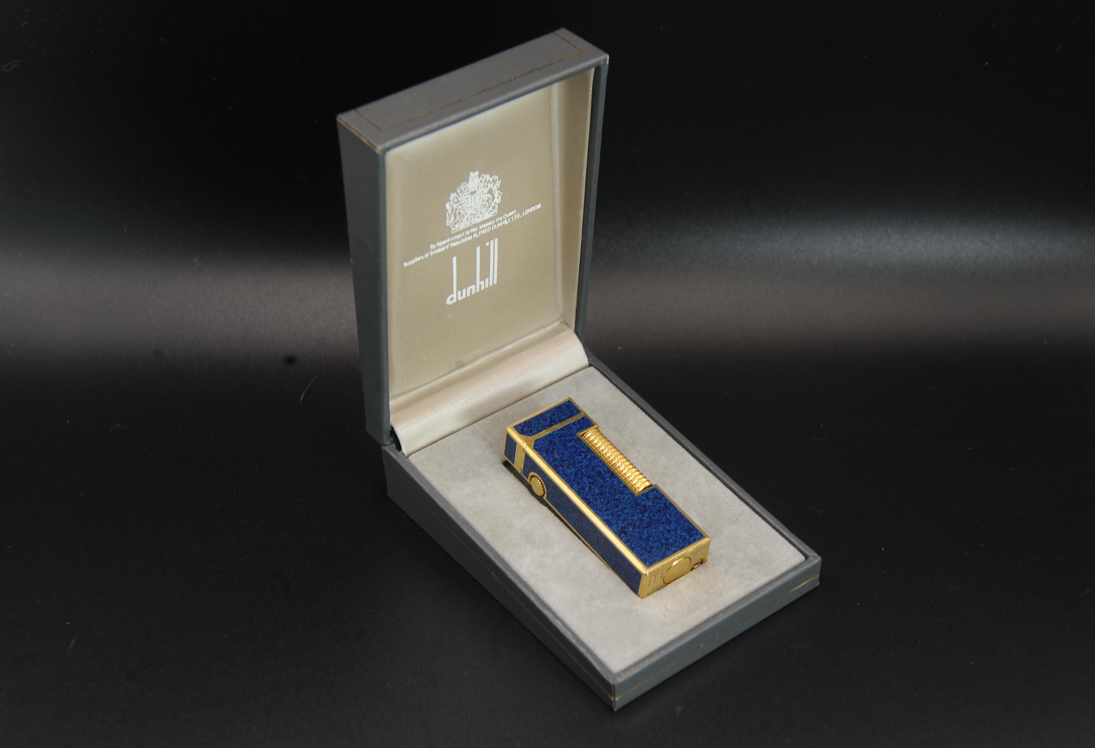 Accendino Dunhill Rollagas placcato in oro 18ct e laccato in marmo blu, imballato e revisionato in vendita 1
