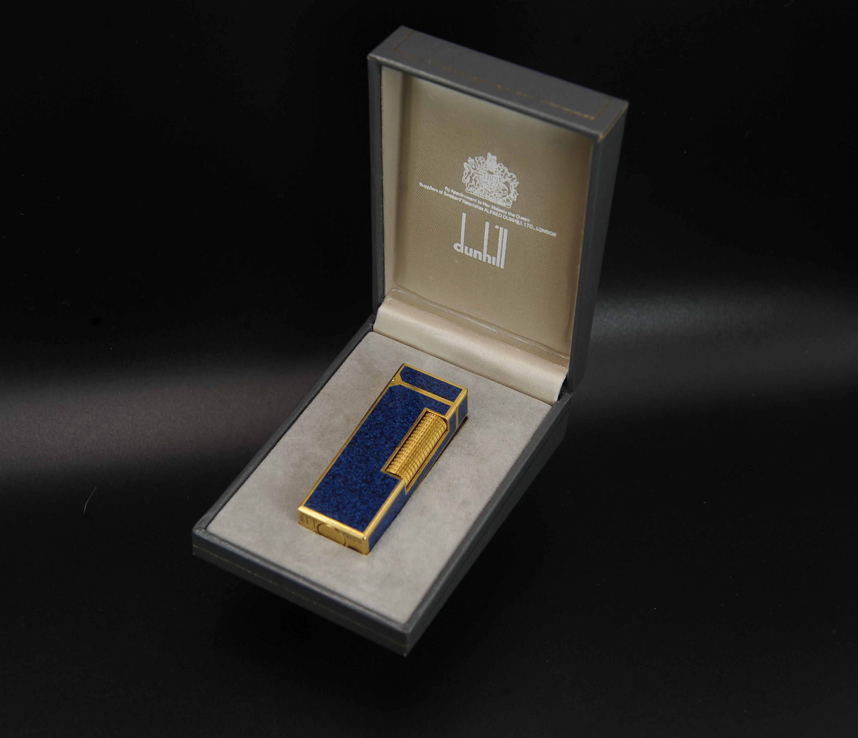 Accendino Dunhill Rollagas placcato in oro 18ct e laccato in marmo blu, imballato e revisionato in vendita 2
