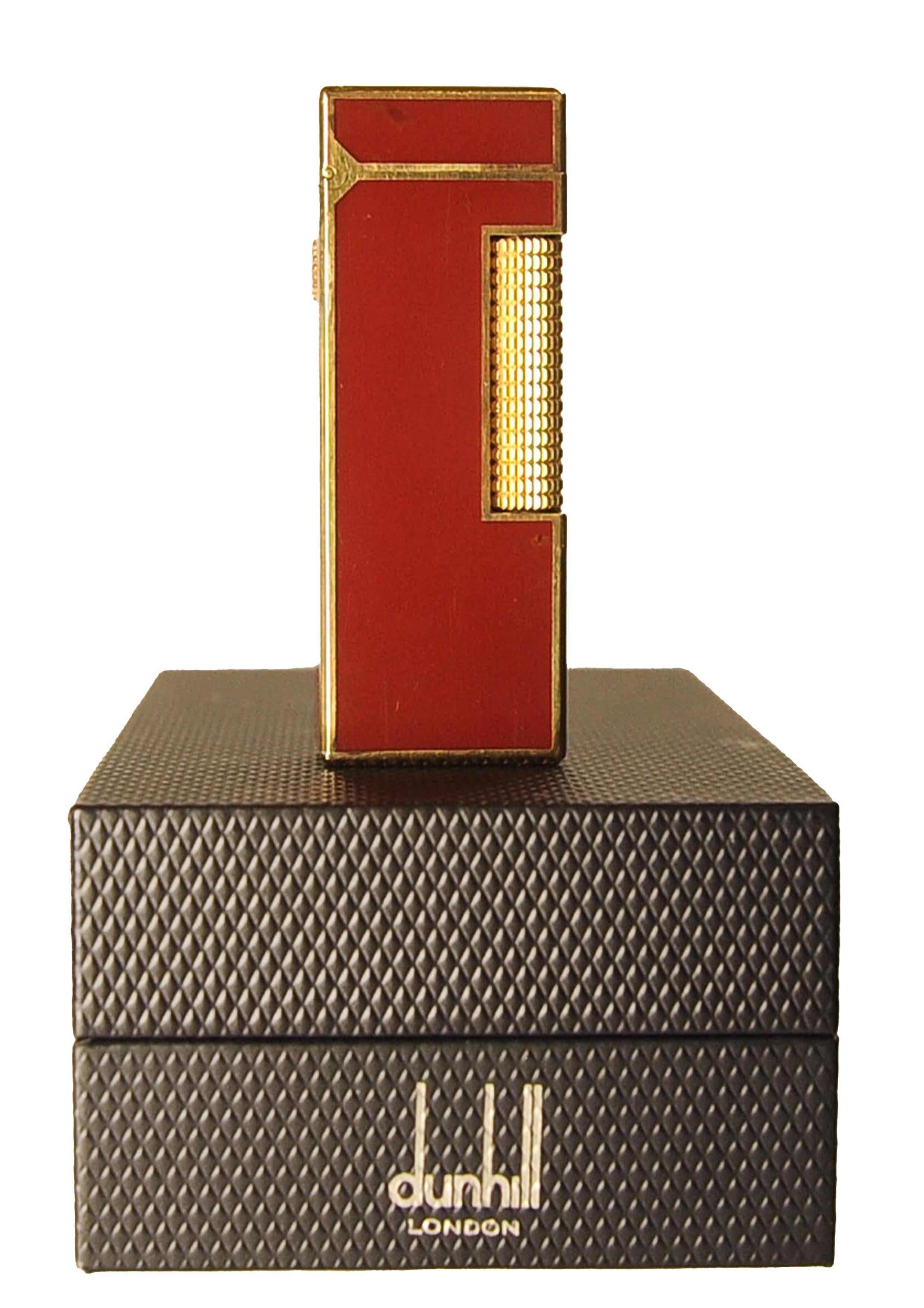 20ième siècle Dunhill 18ct Gold Plated Red Lacquered Rollagas Classic Lighter Boxed & Serviced en vente