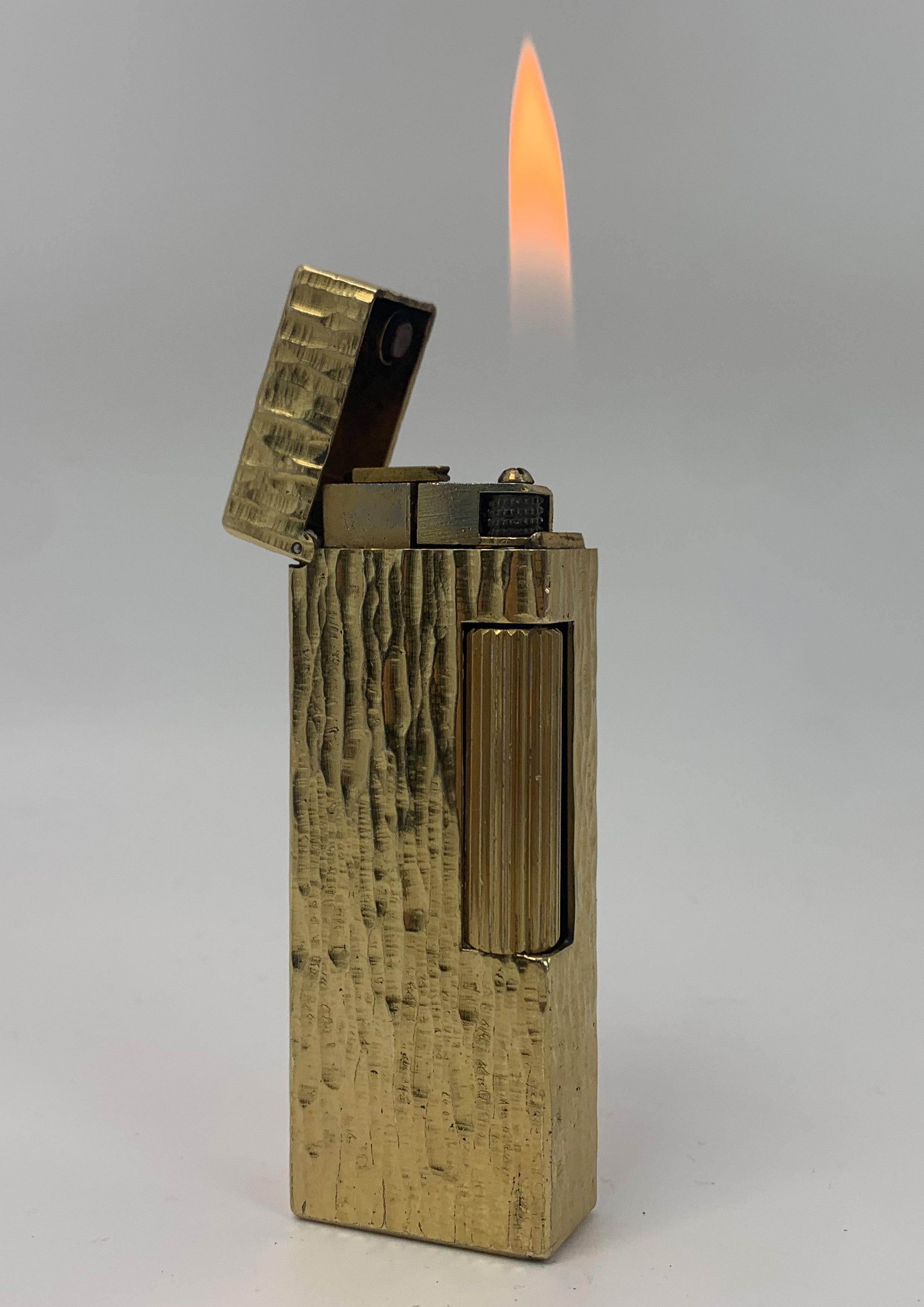 Dunhill Encendedor De Bolsillo Y Caja De Rollagas Efecto Corteza Chapado En Oro 18ct en venta 13