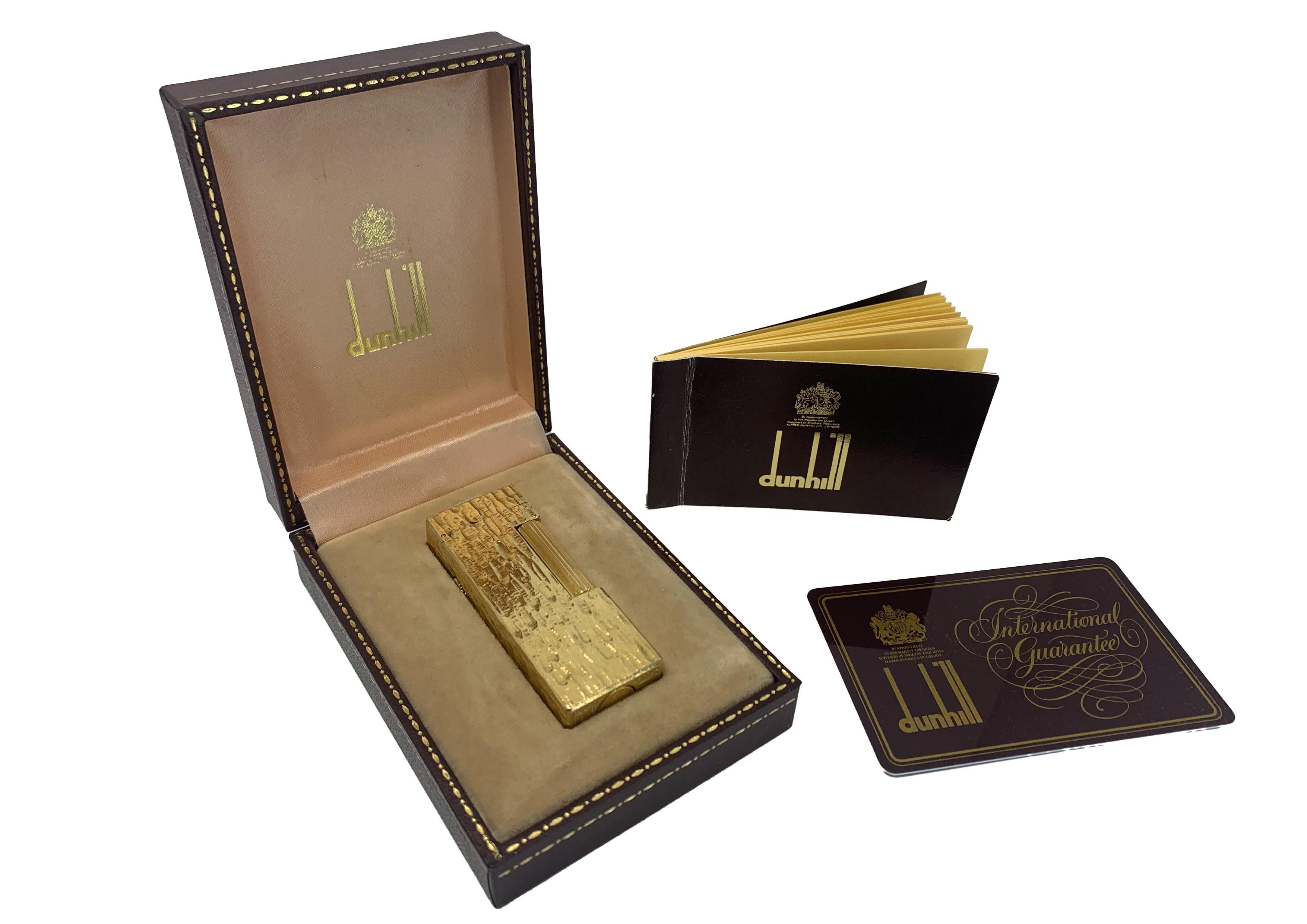 Dunhill Encendedor De Bolsillo Y Caja De Rollagas Efecto Corteza Chapado En Oro 18ct en Bueno estado para la venta en Reading, Berkshire