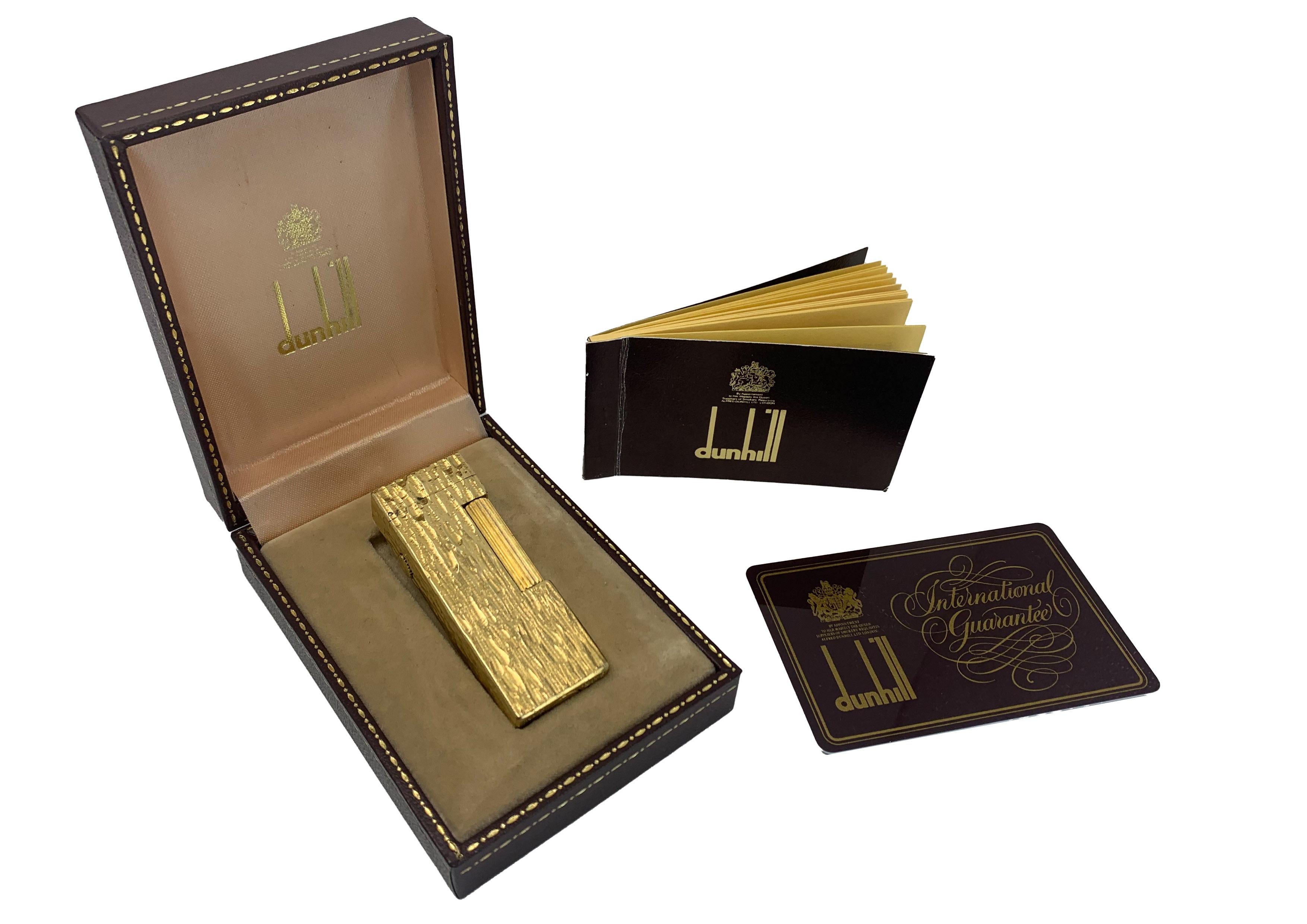 Dunhill Encendedor De Bolsillo Y Caja De Rollagas Efecto Corteza Chapado En Oro 18ct siglo XX en venta