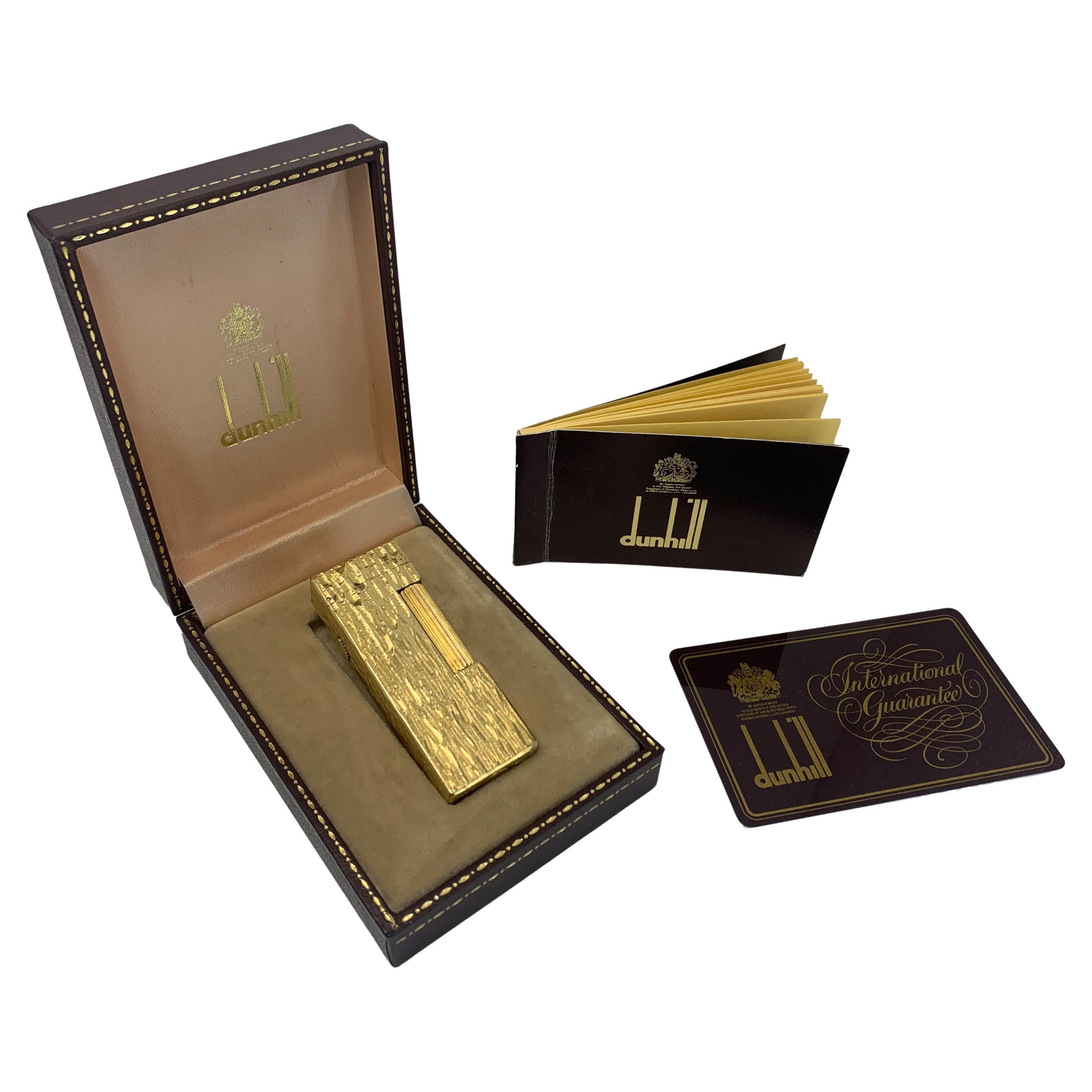 Dunhill Encendedor De Bolsillo Y Caja De Rollagas Efecto Corteza Chapado En Oro 18ct

Encendedor fabricado en Suiza con caja Dunhill.

Inscrito con el logotipo 
