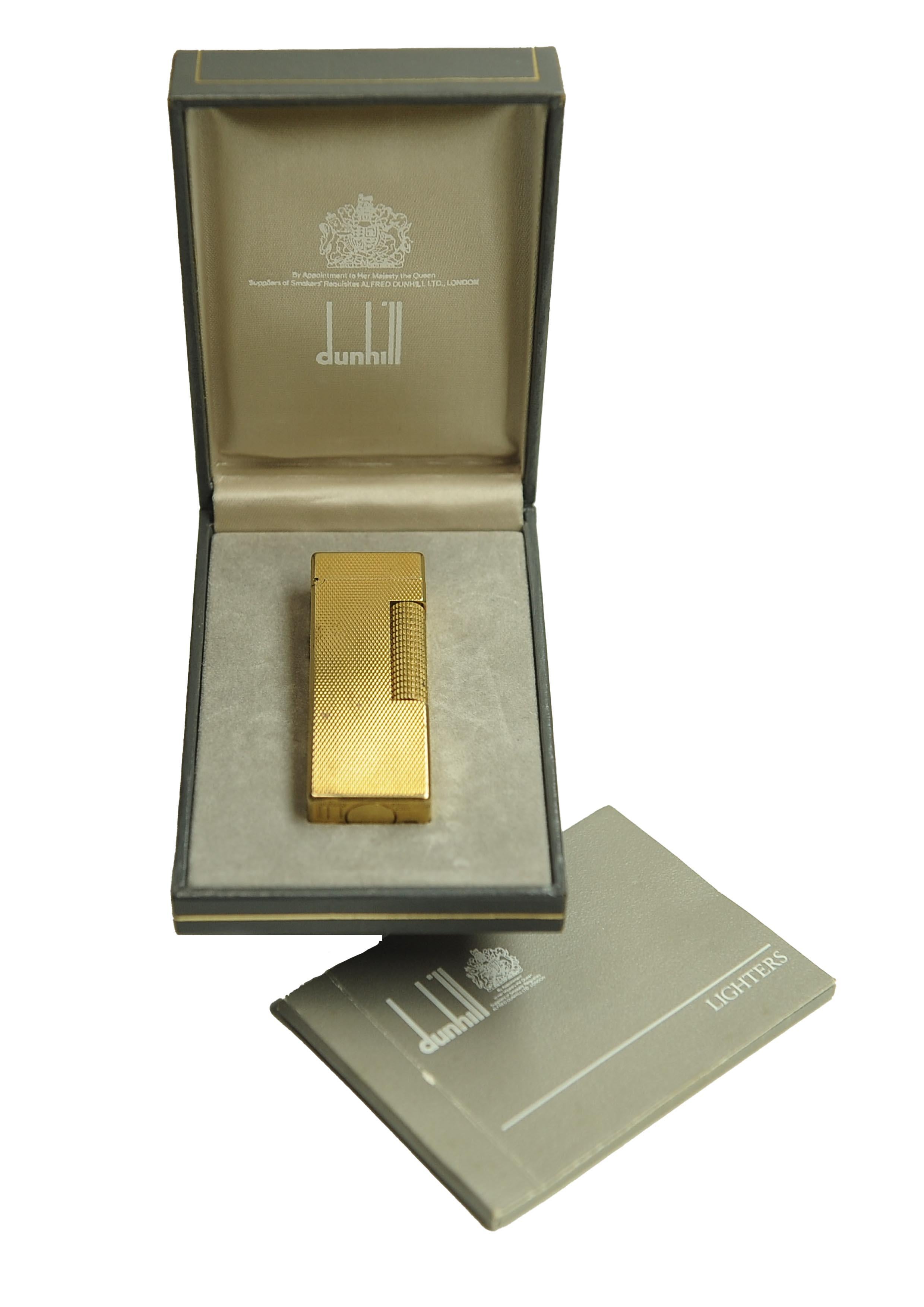 Elegant allume-cigarette Dunhill plaqué or 18ct avec boîte Dunhill et papiers entretenus et fonctionnels

Fabriqué en Suisse 

Le Rollagas a été développé pour la première fois en 1953 en tant que modèle en édition limitée. 
Conrad Zellweger a conçu