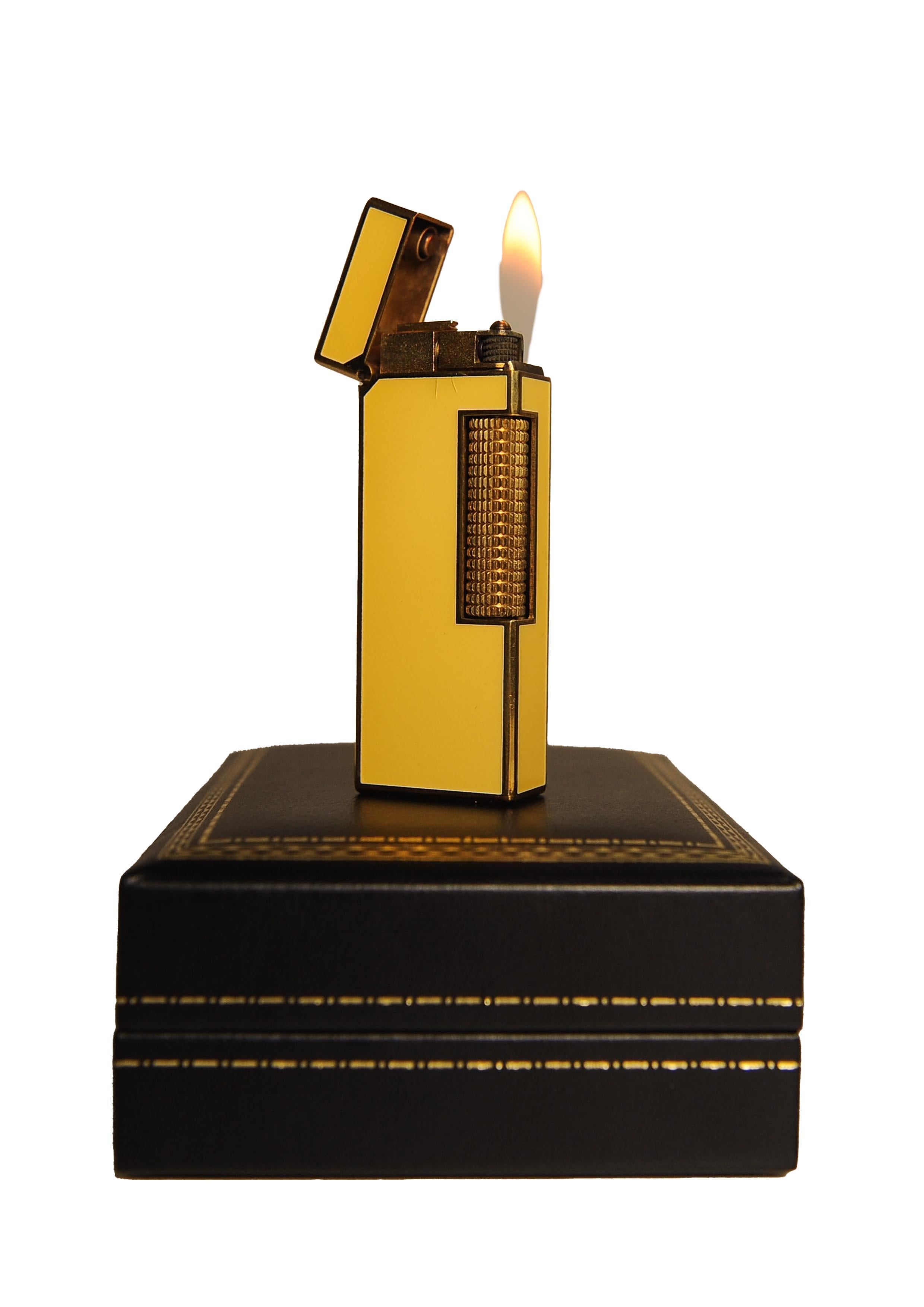 Superbe briquet Rollagas Classic de Dunhill plaqué or jaune 18ct et laqué, fabriqué en Suisse, avec boîte Dunhill en état de marche et entretenu.

Inscrit 