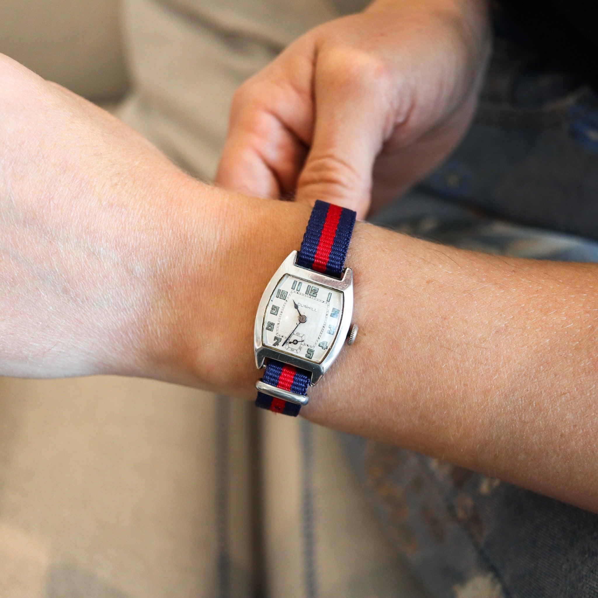 Montre-bracelet conçue par Alfred Dunhill.

Belle et élégante montre-bracelet, commercialisée par la société Alfred Dunhill à Londres en Angleterre. Fabriqué pendant la période Art déco, dans les années 1930, en argent sterling massif avec une