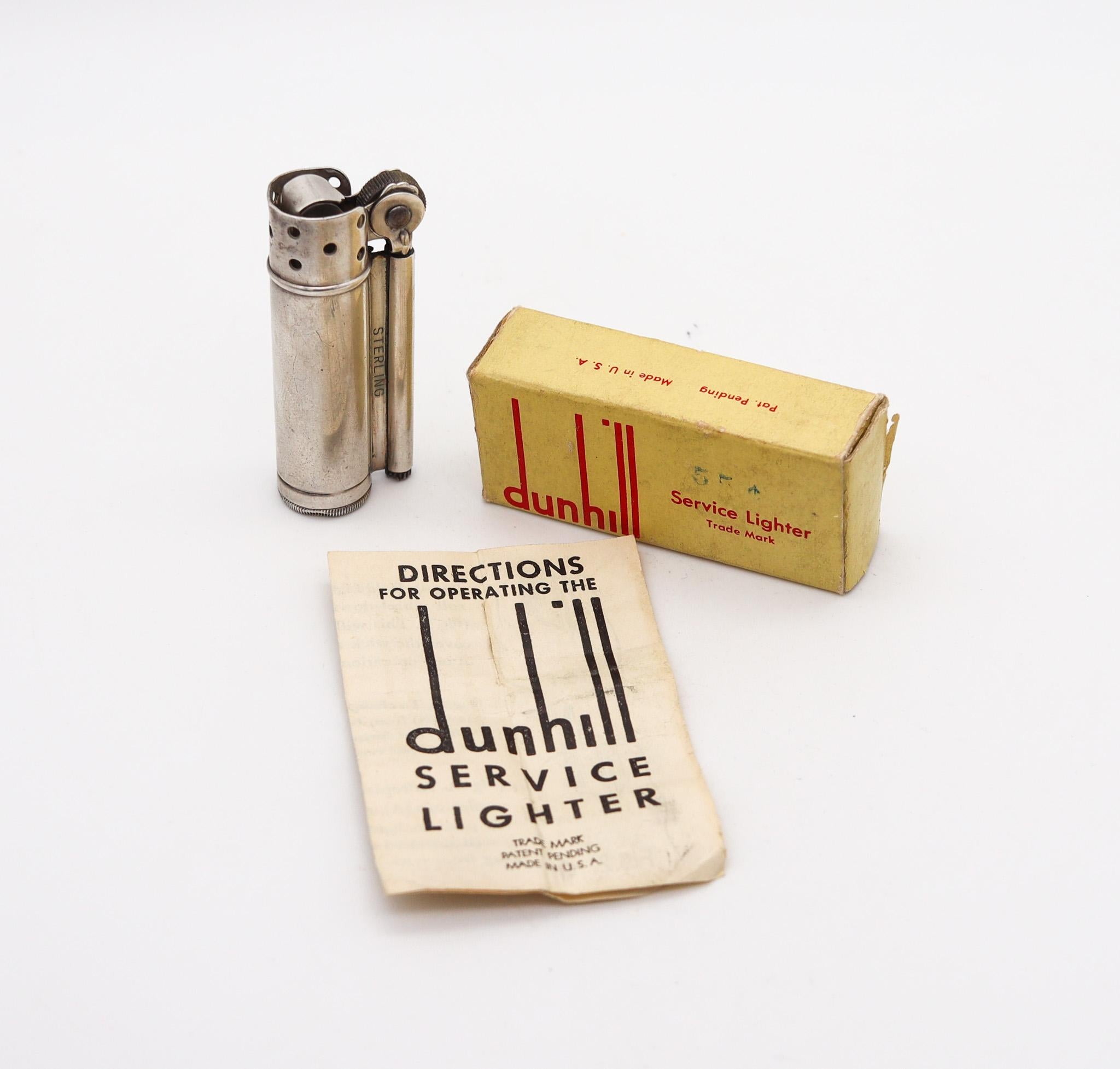 Un briquet de service conçu par Alfred Dunhill

Un beau briquet de service militaire américain, créé par les filiales d'Alfred Dunhill aux Etats-Unis pendant la seconde guerre mondiale, entre les années 1944 et 1947. Ce briquet à essence de poche a