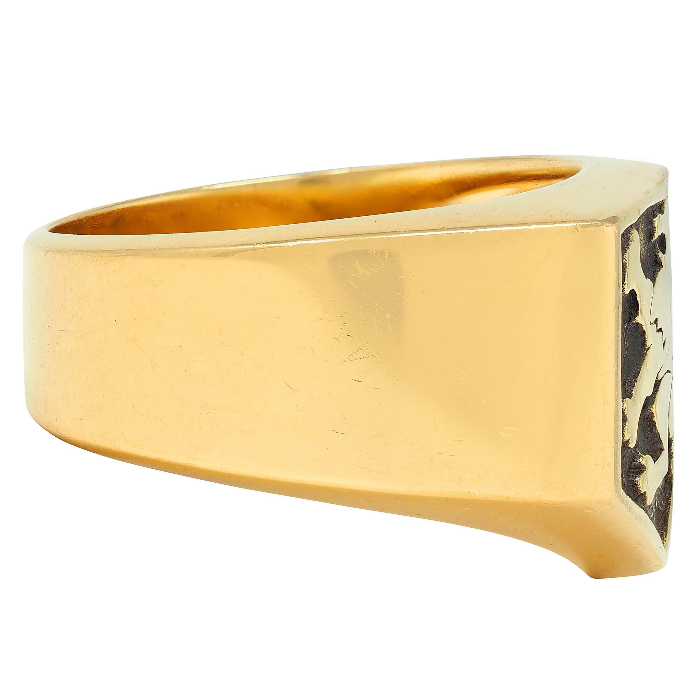 Dunhill, chevalière unisexe en or jaune 18 carats avec gravure de lion héraldique, années 2000 Excellent état - En vente à Philadelphia, PA