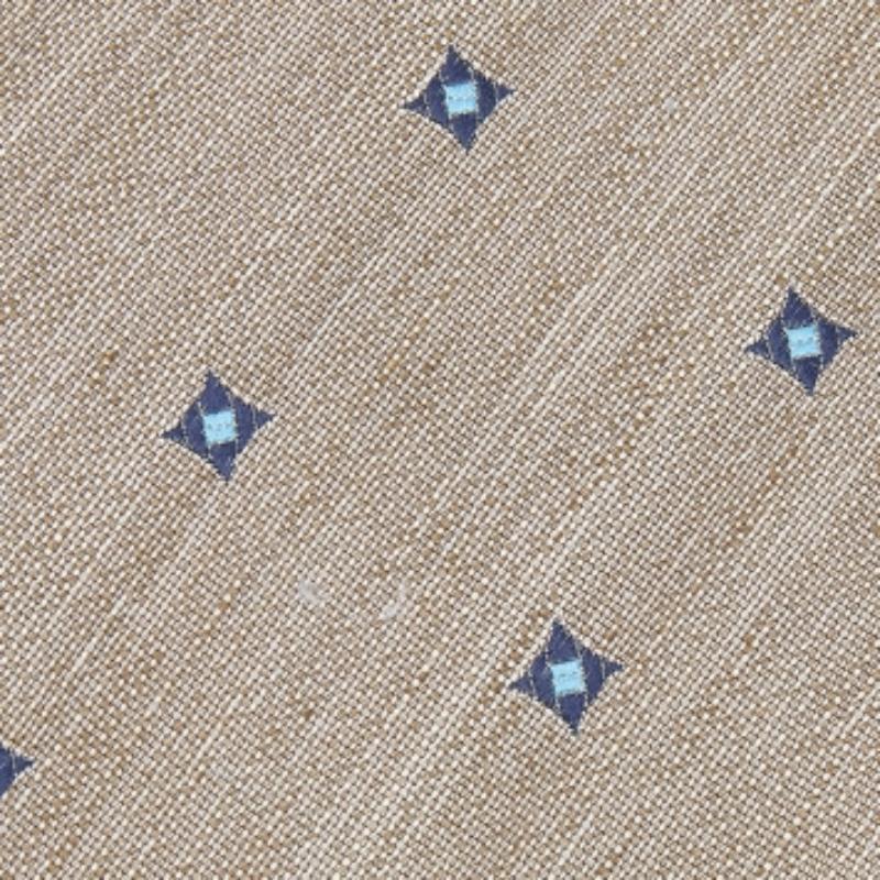 Enhance your outfit with this stunning tie from the House of Dunhill. It is tailored using beige diamond-patterned silk and linen fabric. It features a width of 9.5 cm. Complete your style with sophistication as you wear this tie.