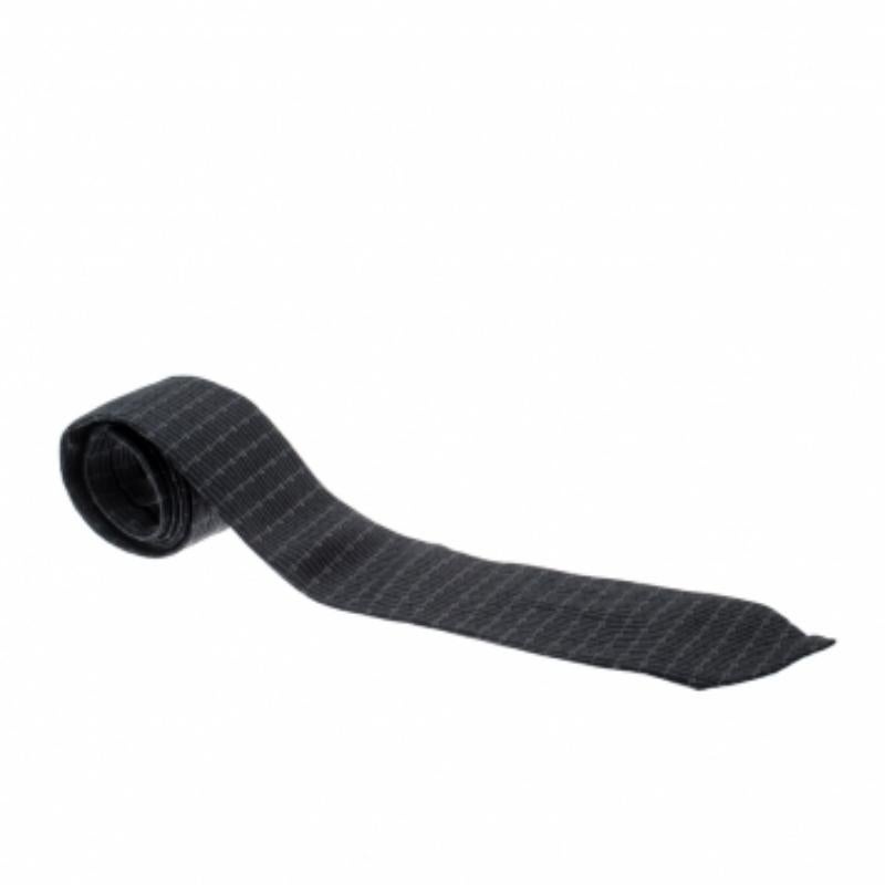 Questa favolosa cravatta di Dunhill è perfetta da aggiungere alla tua collezione! La creazione nera e grigia è realizzata in seta al 100% e presenta un motivo a griglia. È dotato di un passante per il mantenimento dell'etichetta del marchio ben