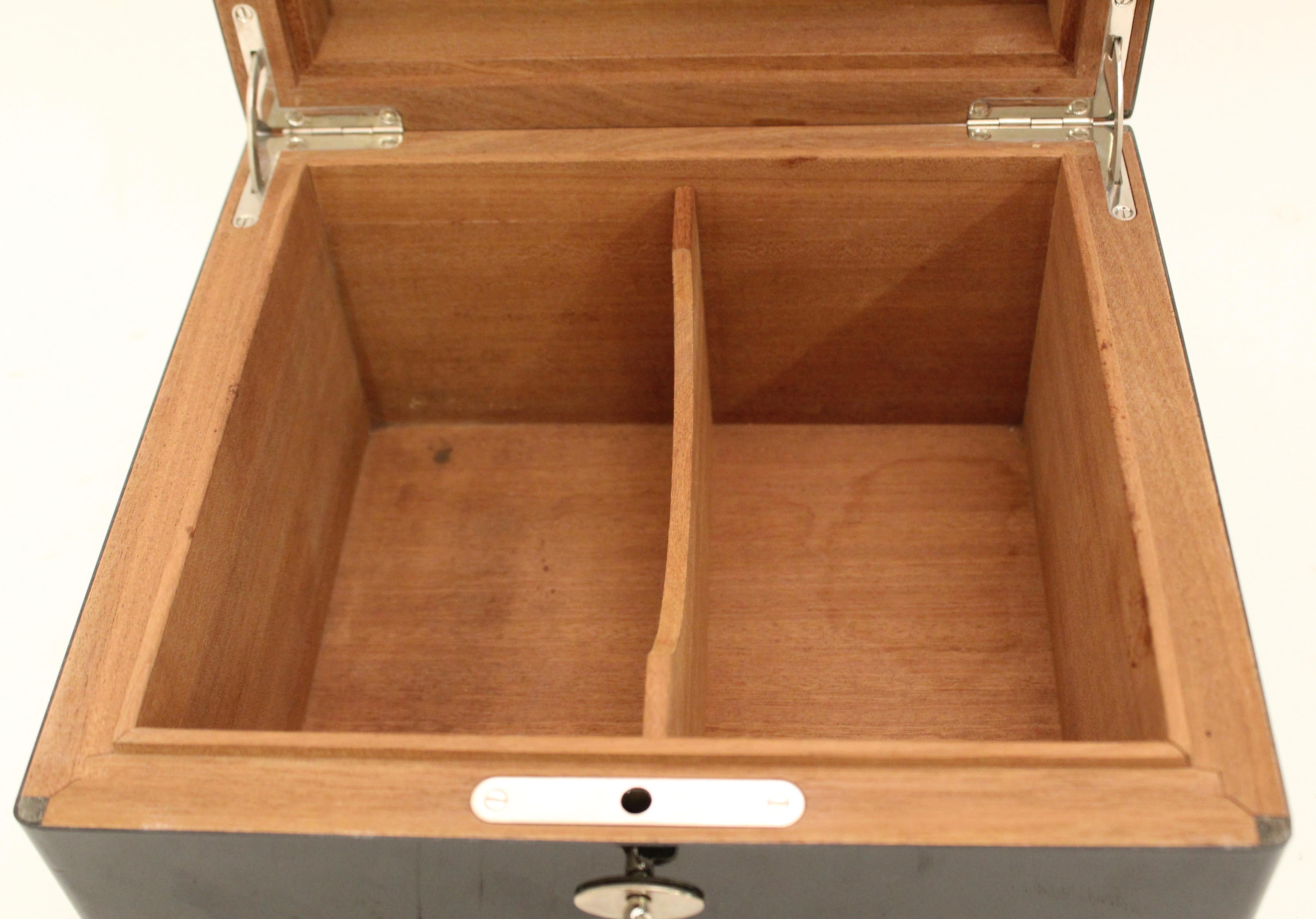 Un humidificateur Dunhill carré en laque noire, l'intérieur en bois de santal, avec une cloison mobile en bois de santal. Le nom 
