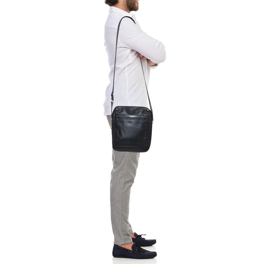 Los bolsos de diseño son compañeros ideales para muchas ocasiones Aquí tenemos una pieza que aúna moda y funcionalidad, elaborada con precisión. Está equipado con un interior bien dimensionado en el que caben fácilmente todos tus objetos esenciales.