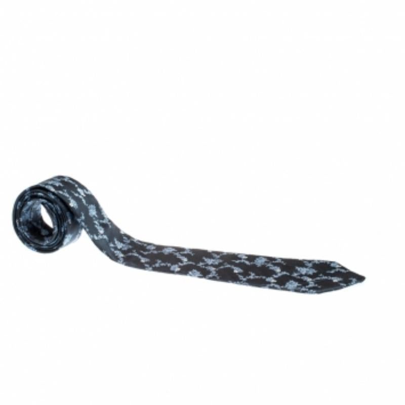Aggiungi un accessorio chic al tuo ensemble con questa cravatta elegante della casa Dunhill. Lussuosamente ricamata con un disegno floreale, questa cravatta è la compagna perfetta per sfoggiare un look sofisticato.