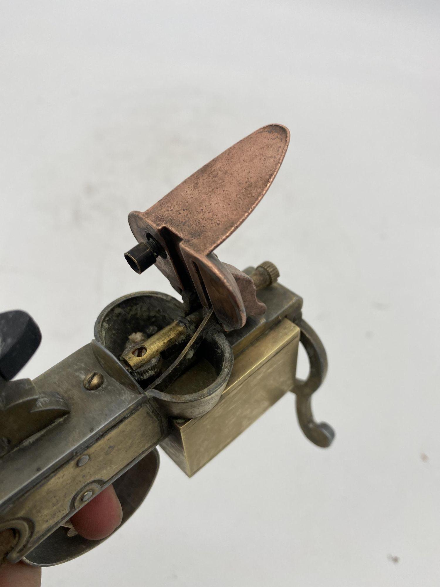 Début du 20ème siècle Dunhill - Briquet de table pistolet en laiton Tinder en vente