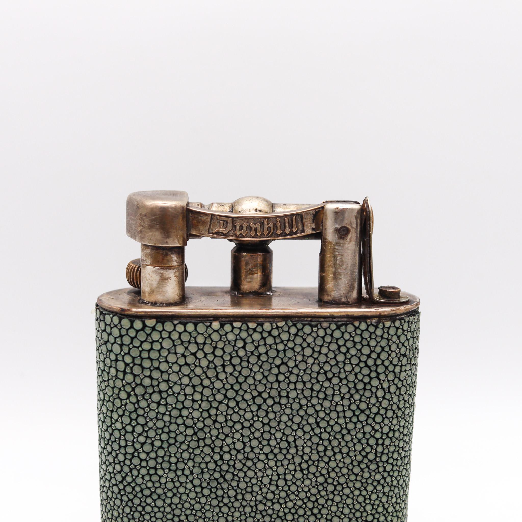 Einzigartiges Benzinfeuerzeug, entworfen von Dunhill.

Schöner und eleganter Tisch mit Hubarm und Benzinfeuerzeug, entworfen von der Alfred Dunhill Company in der Nachkriegszeit, ca. 1940-1950. Dieses kultige Benzinfeuerzeug wurde aus massivem