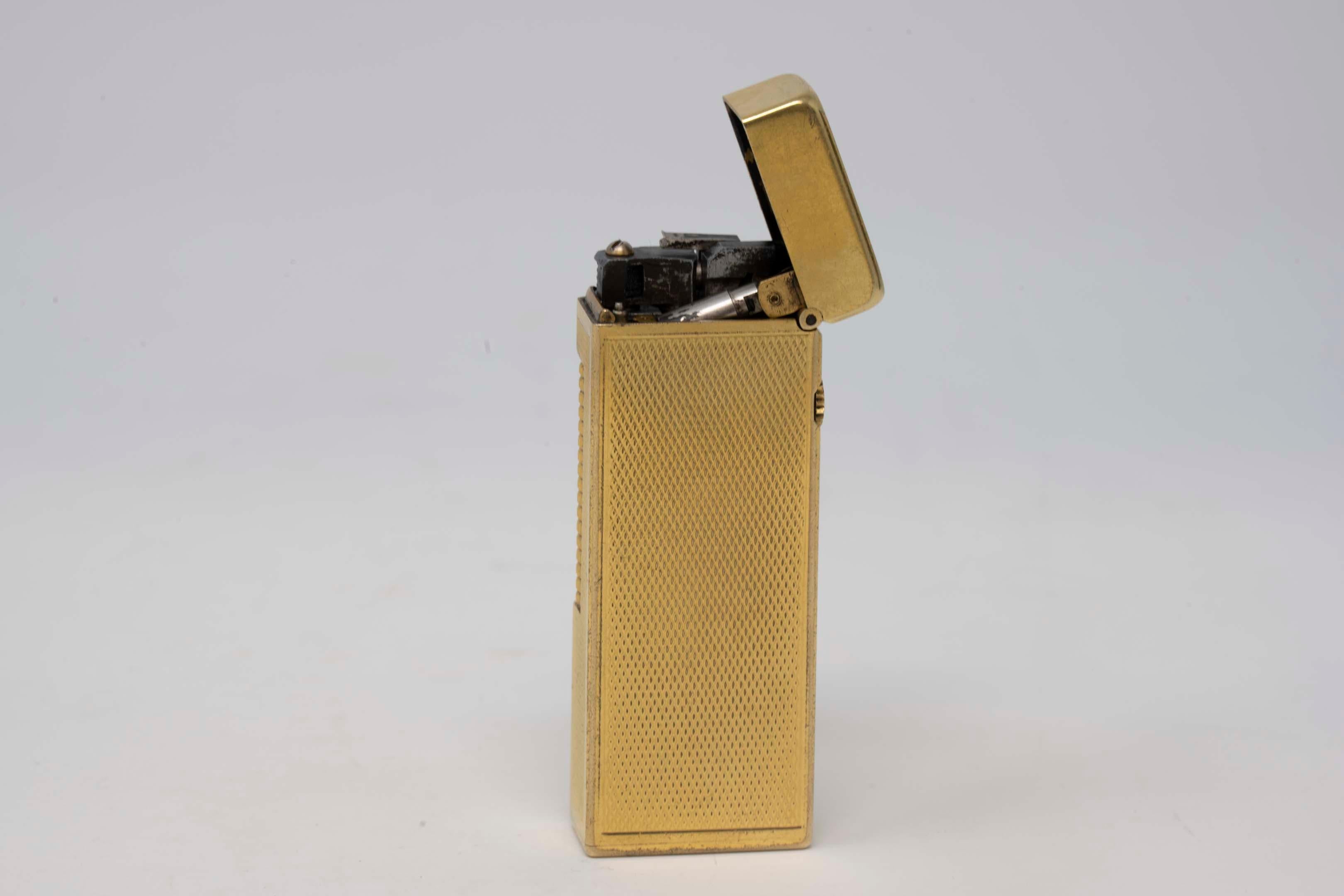 Dunhill Rollagas lighter gold plated barley finish with plain top. Made in Switzerland, marked at the base. Second half of the 20th century, good preowned condition, needs flint and gas.

