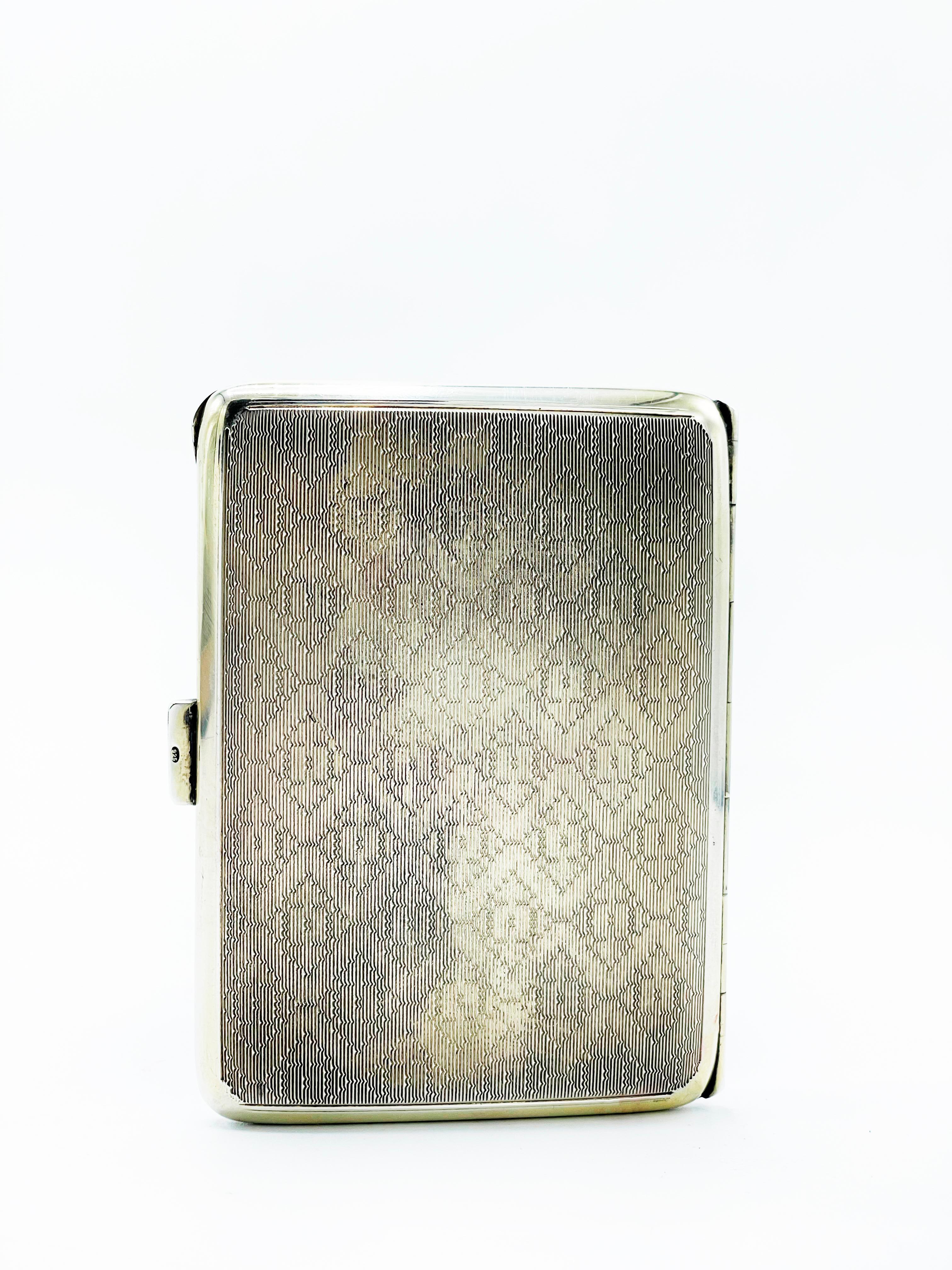 Dunhill London 1928, Enameled Cigarette case 925 Sterling Silver
It has a beautiful and authentic enameled Vanity Fair on the lid with a delicate red enamel border at the edges.
a collection design originating from the years 1920-1929, Art Deco