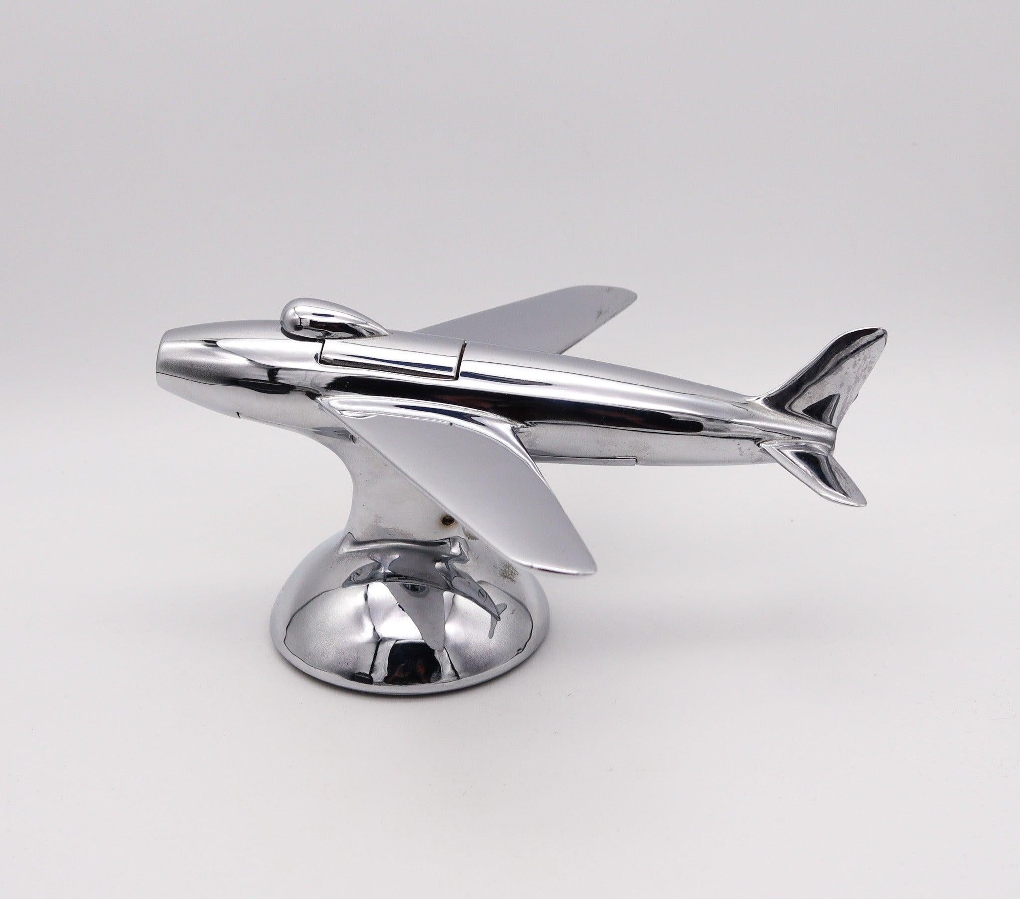 Accendino per aerei da combattimento F-86 disegnato da Alfred Dunhill.

Un insolito accendino da tavolo realizzato a Londra in Inghilterra dalla rinomata Alfred Dunhill Company, tra il 1954 e il 1961. L'accendino è stato realizzato in acciaio