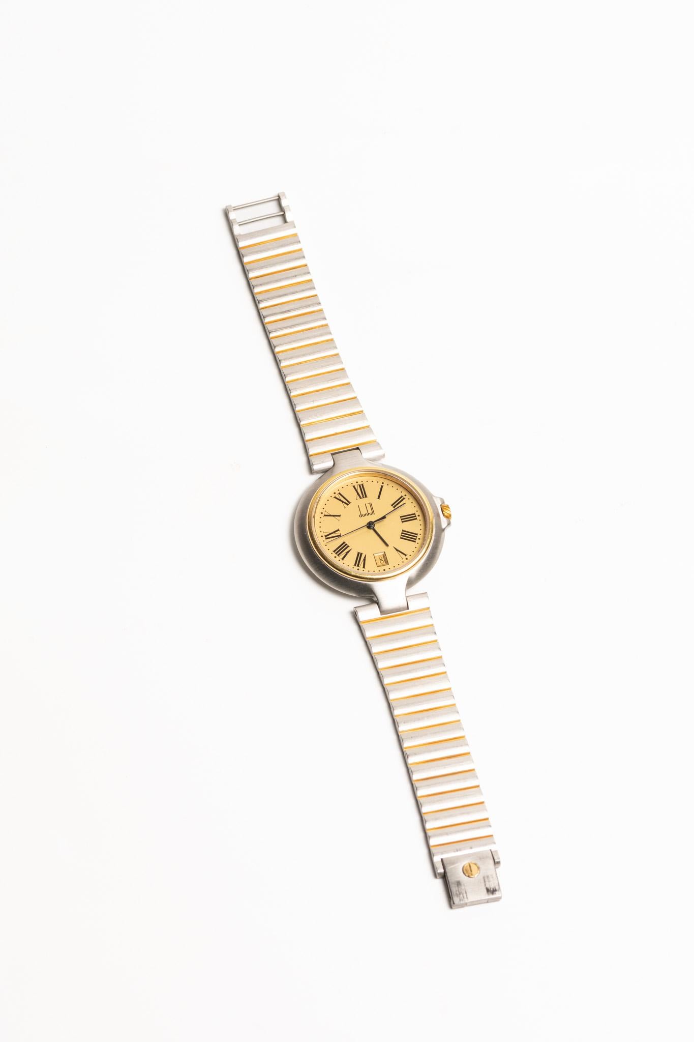 Classico e iconico orologio da polso d'epoca Dunhill Millenium al quarzo del 1980 circa con bracciale in argento e cassa in oro. Questo orologio minimalista ed elegante unisce il design senza tempo di Dunhill alla funzionalità quotidiana. L'orologio