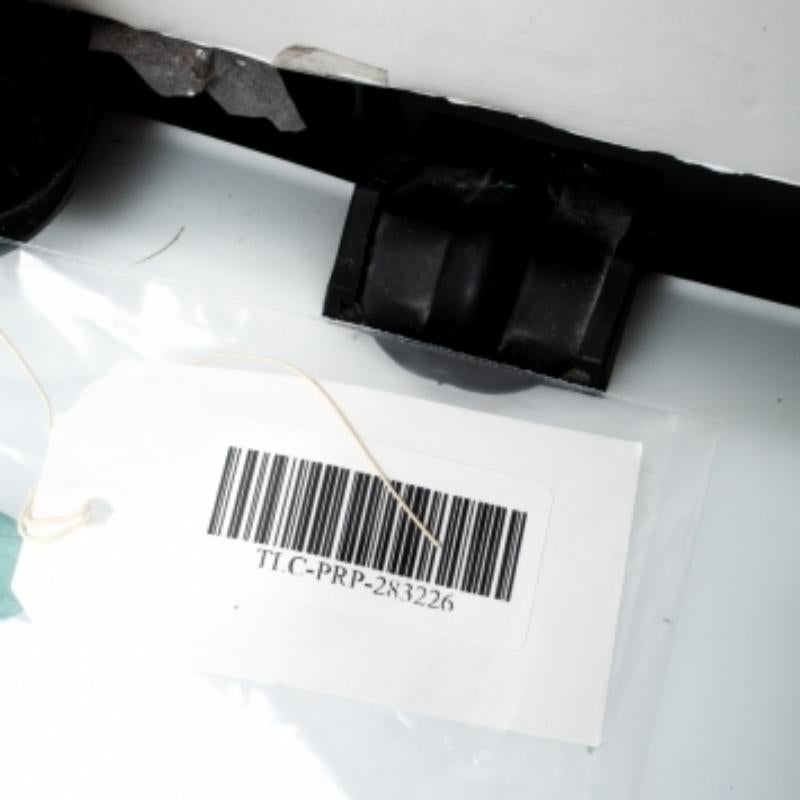 Parla di lusso attraverso la scelta degli accessori con questa cravatta di Dunhill. È stato tagliato in seta e disegnato con stampe di cappelli su tutta la superficie e il logo come passante sul retro.