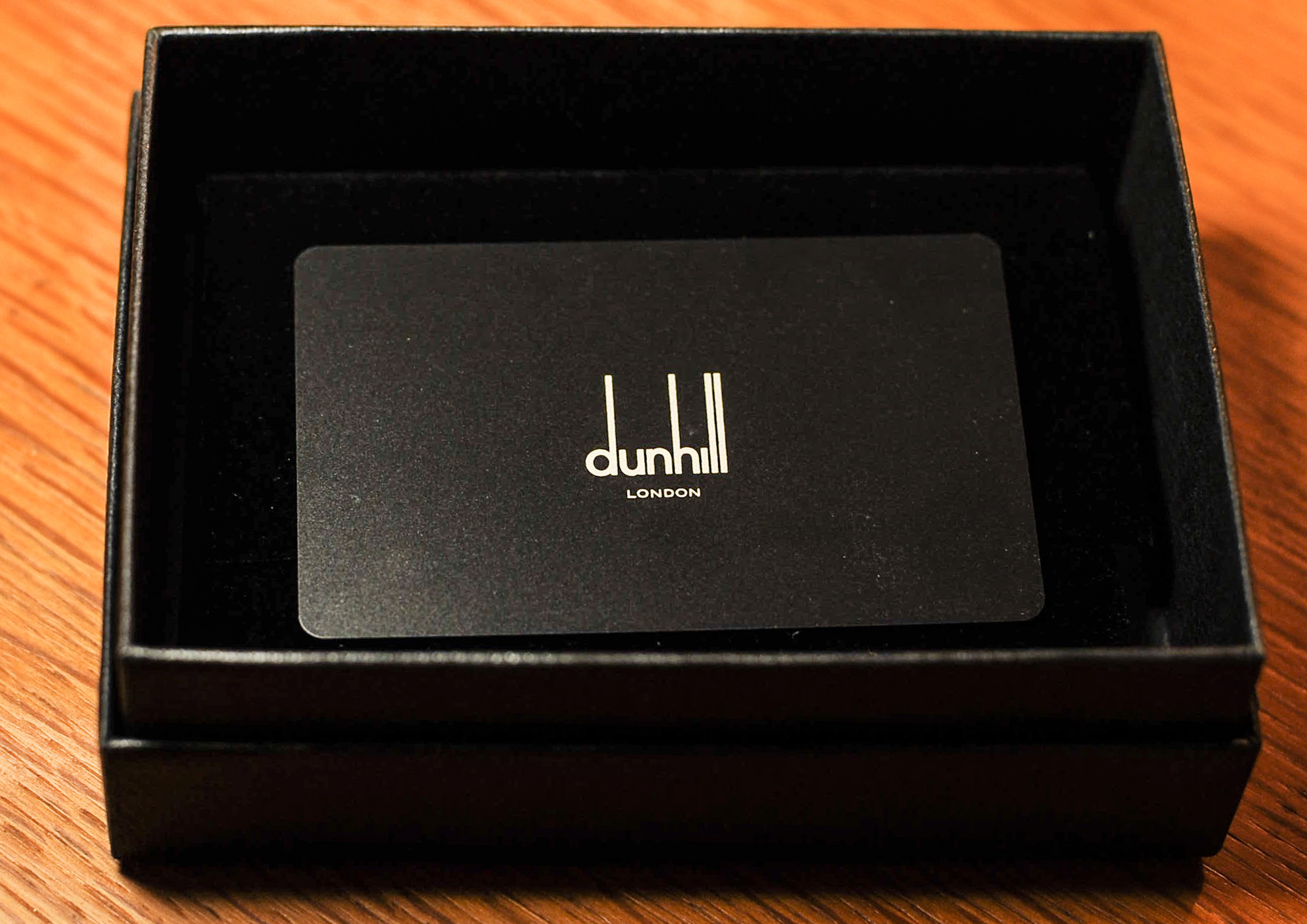 Dunhill of London Brown Genarbtes Leder Flache Karte Brieftasche mit Box & Staubschutzhülle  (Italienisch) im Angebot