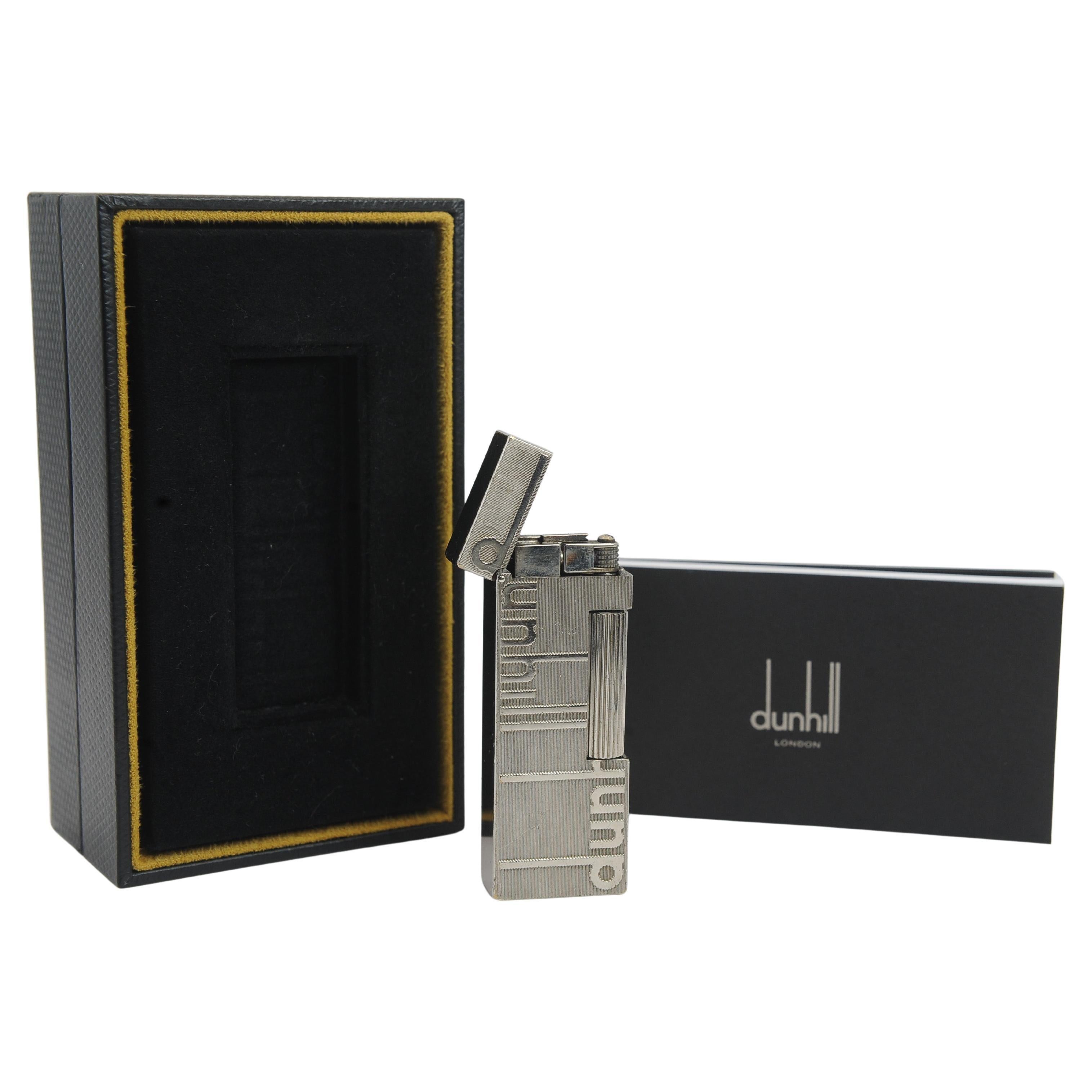 Un mechero original Dunhill of London Longtail Logo Rollgas, con tarjeta de garantía y caja de presentación original Dunhill.
Ideal para el día del padre, regalo de Navidad, etc.

Inspirado en el archivo dunhill, un encendedor de latón chapado en