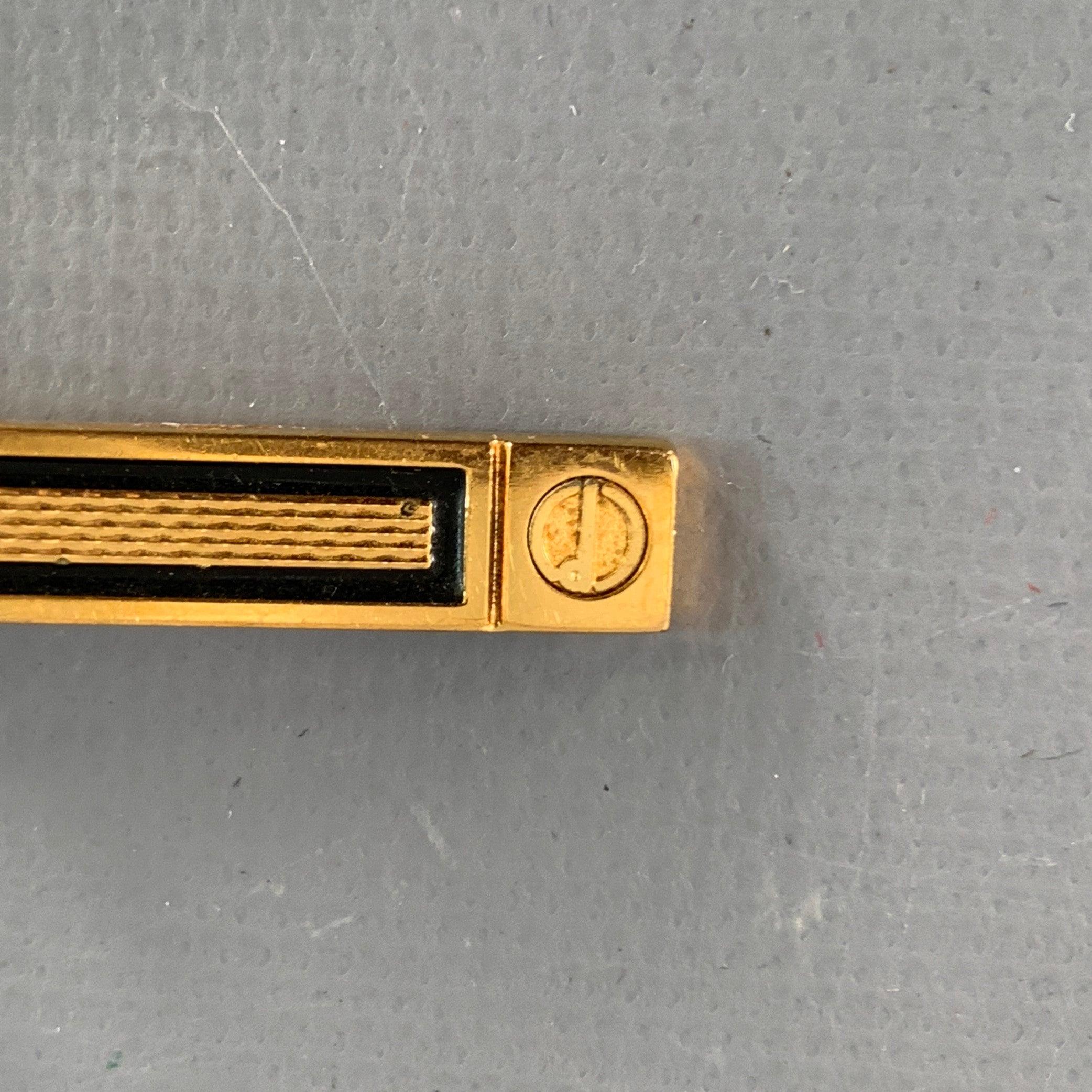 DUNHILL
Pince à cravate en métal doré avec un design texturé en relief et un monogramme.Excellent état d'usage.Largeur : 2 pouces 
  
  
 
Référence Sui Generis : 141034
Catégorie : Pince à cravate
Plus de détails
    
Marque :  DUNHILL
Sexe : 