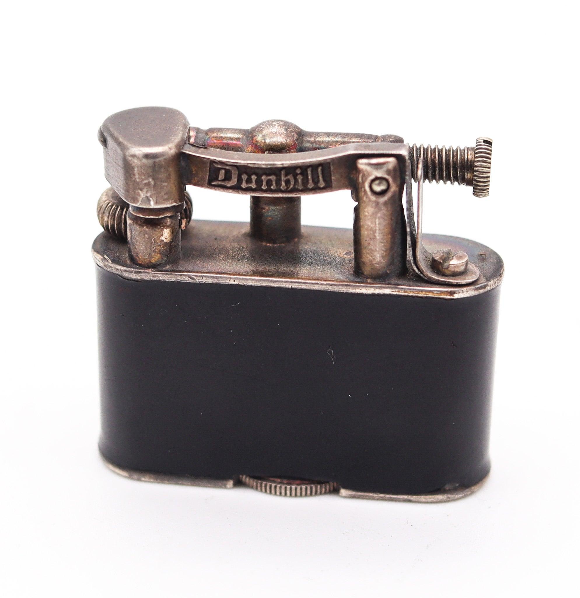 Milieu du XXe siècle Dunhill Paris 1930 Ensemble émaillé de briquets et d'étuis à cigarettes Bijou avec décor sculpté en vente