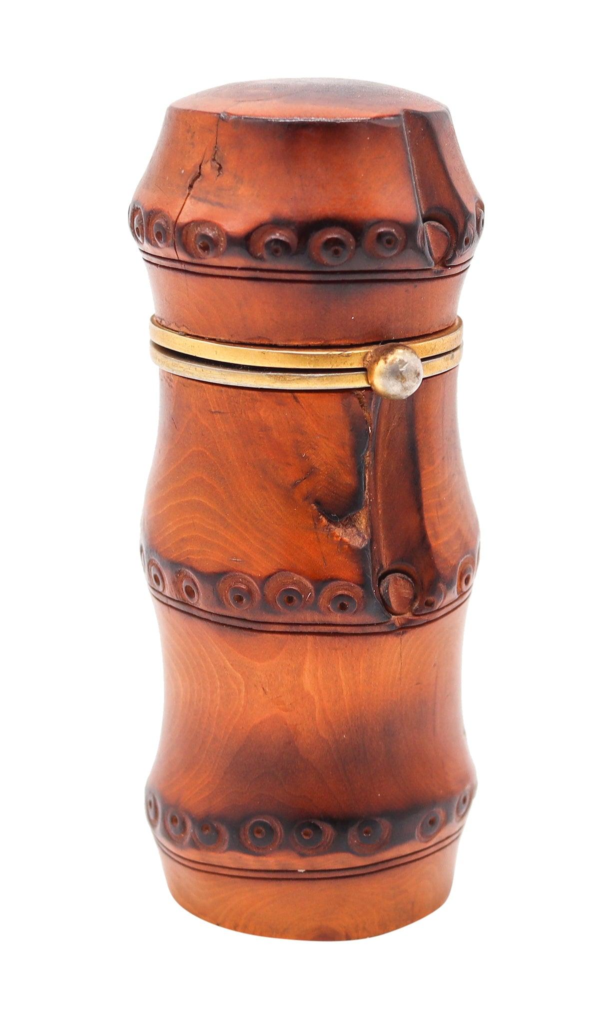 Schreibtischfeuerzeug aus Bambus von Alfred Dunhill

Dies ist eine seltene antike Schreibtischfeuerzeug, in Paris Frankreich von der Luxusmarke von Alfred Dunhill, zurück im Jahr 1934 erstellt. Das ungewöhnliche Art-Deco-Feuerzeug wurde mit