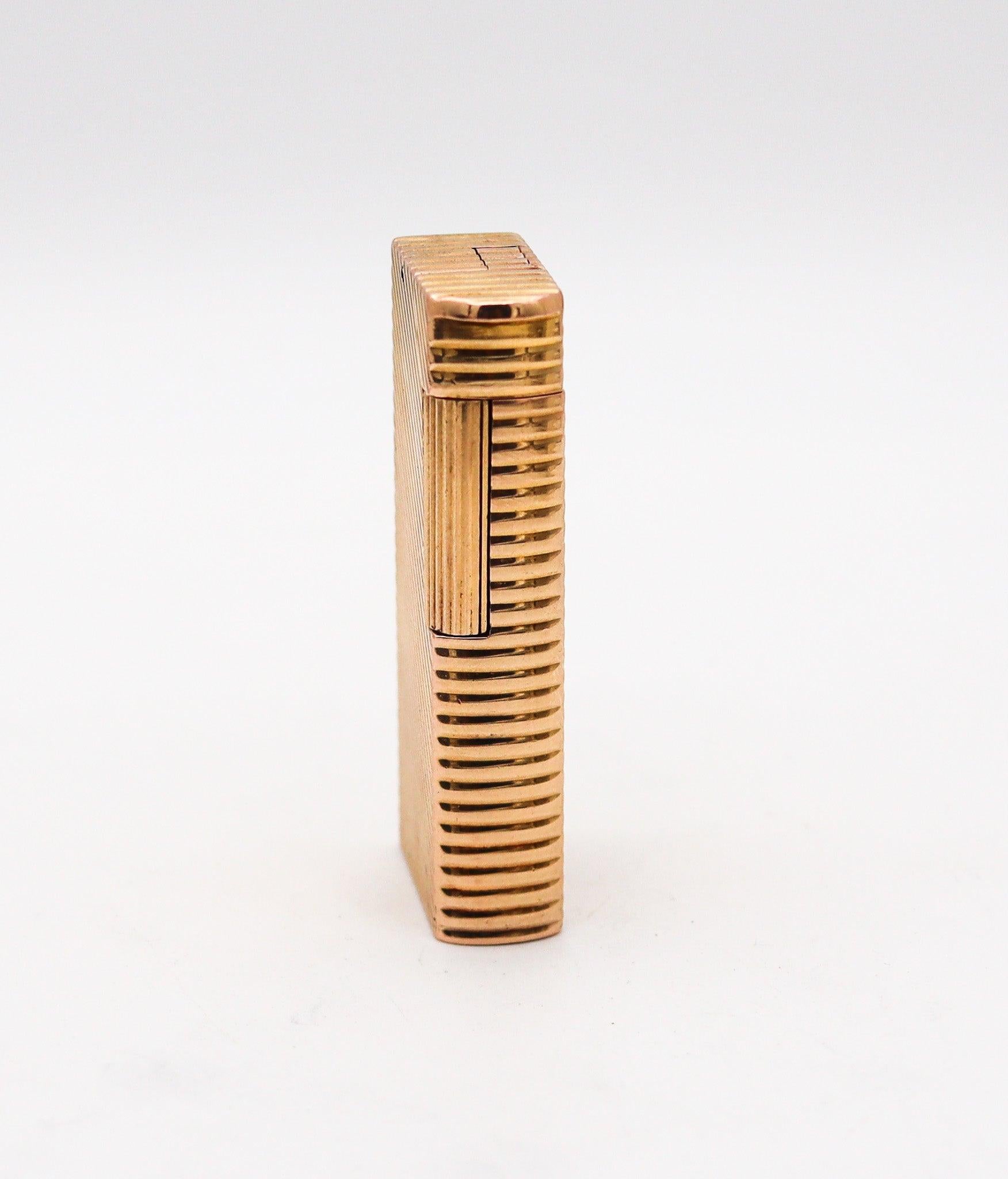 Briquet à gaz Aldunil conçu par Alfred Dunhill

Il s'agit d'un très rare briquet à gaz de poche, créé en France pour la société Alfred Dunhill à Paris, dans les années 1952. Ce briquet semi-automatique est le modèle emblématique et populaire
