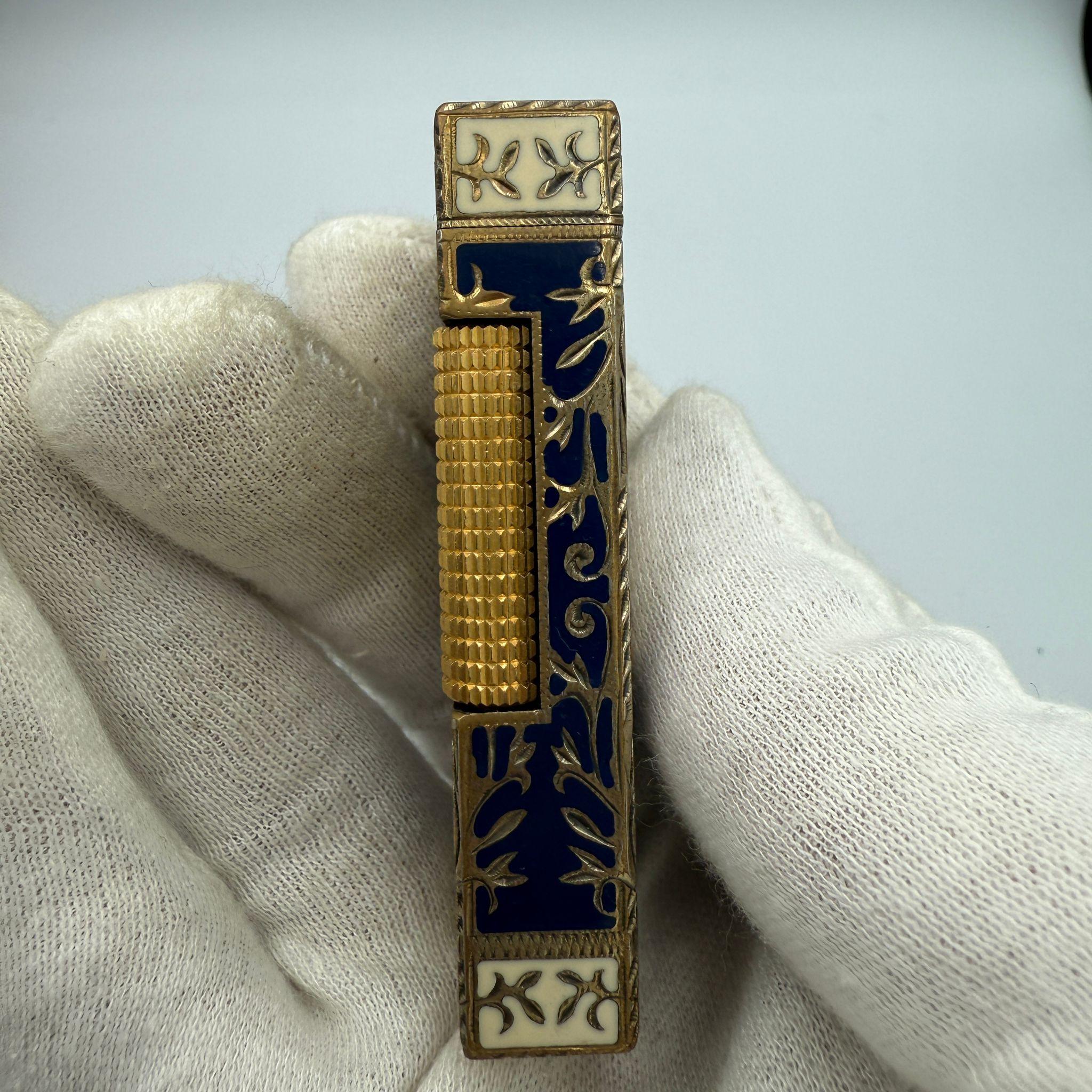 Dunhill Rare Royking Lighter, 18k Gold Plating & Enamel Inlay In Original Case 

Dunhill Rare Royking Lighter, 18k Gold Plating & Blue and Cream Enamel Inlay  “Royking” lighter.
Circe 1960
Roy King Rollagas, a Unique RARE example of a ROYKING