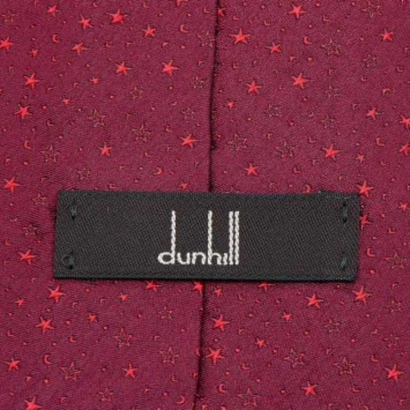 Dunhill Red Star Patterned Silk Jacquard Tie In Excellent Condition For Sale In Dubai, Al Qouz 2