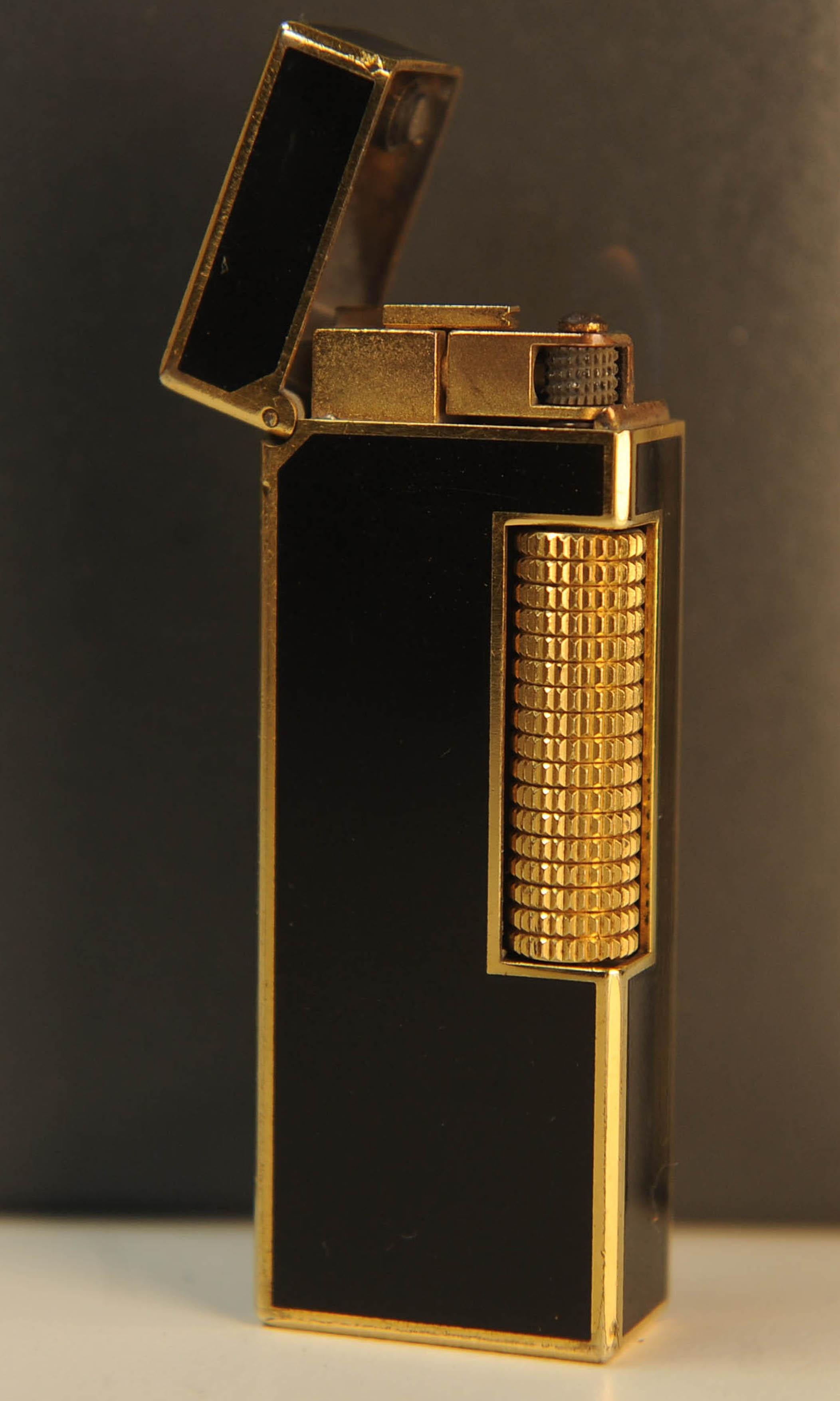 20ième siècle Dunhill Rollagas Black Lacquer De Chine Cigarette Lighter With Dunhill Box en vente