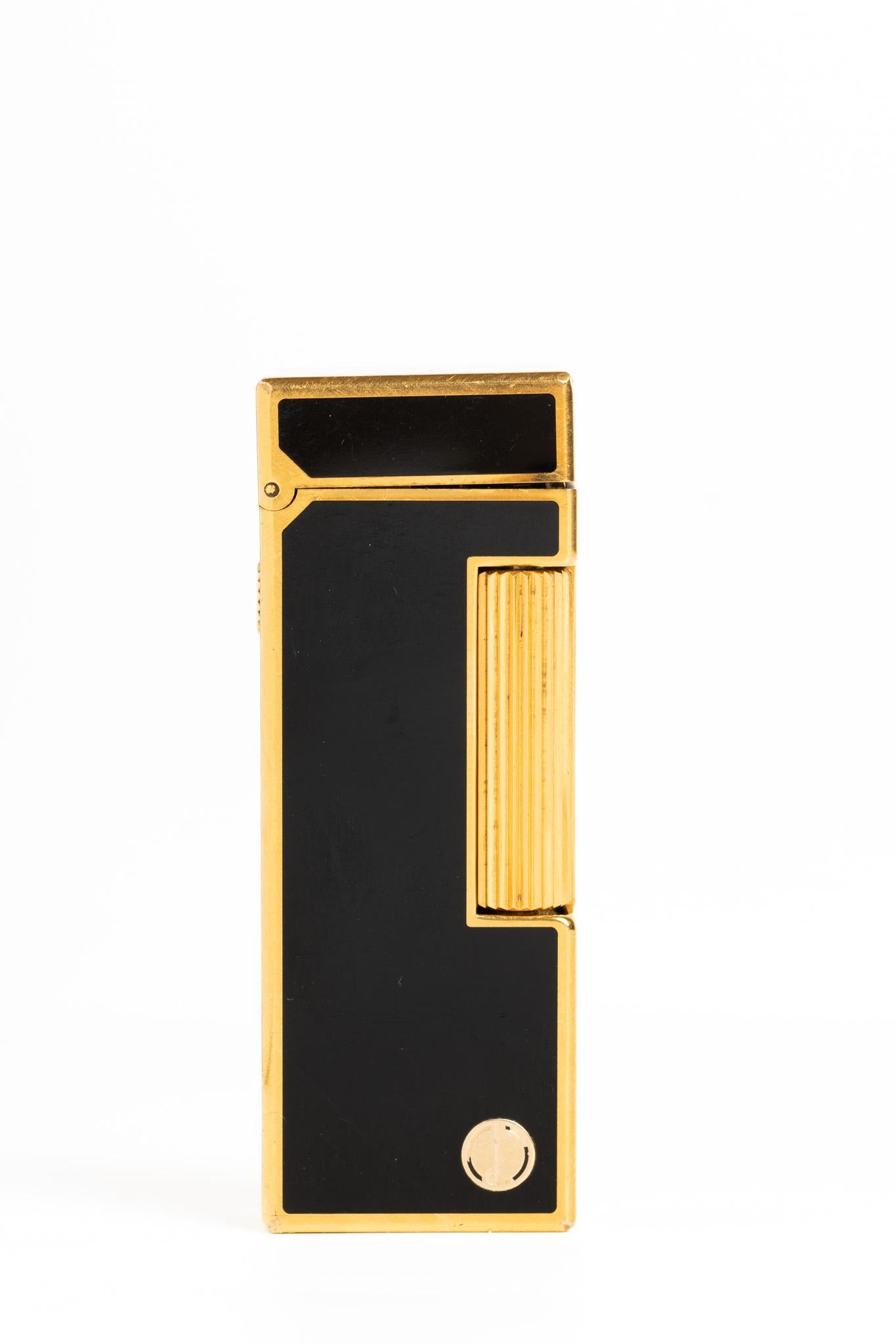 A truly beautiful gold-plated Dunhill lighter with very elegant and luxurious Chinese black lacquer. The lighter is in good vintage condition; The lighter is stamped on the base: 'Dunhill', 'SWISS MADE', serial number '69480'. The lighter is in