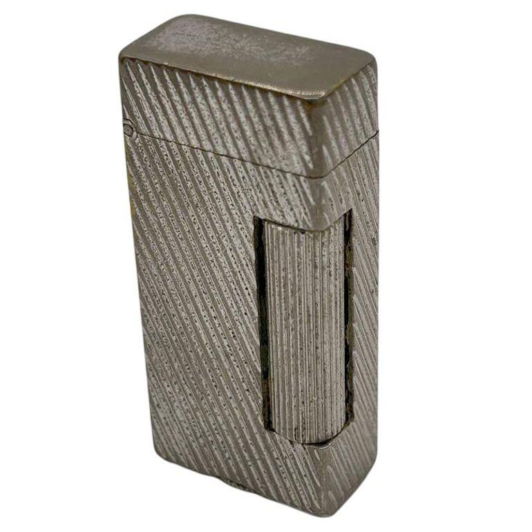 The Dunhill automatic short Rollalite Lighter, features a unique rolling ignition mechanism. Known for its sleek design and craftsmanship, it remains a classic collectible from Dunhill’s innovative lighter range.

The Dunhill Rollalite Lighter was