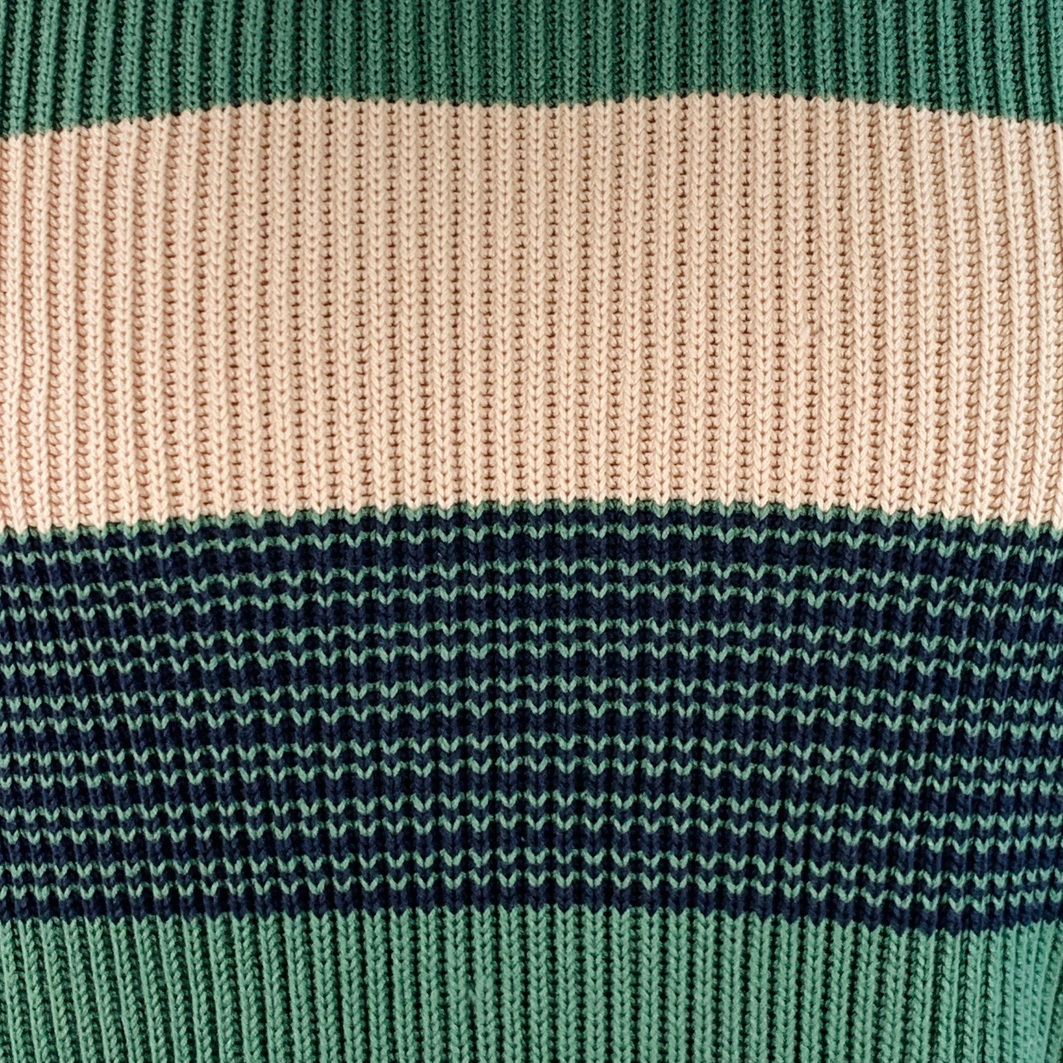 Pull de Dunhill
en tricot de coton vert et beige, avec un design en tricot côtelé à motif rayé, des manches longues à revers et un col ras du cou. Fabriqué en Italie. Très bon état. Léger boulochage. 

Marqué :   M 

Mesures : 
 
Épaule : 16.75