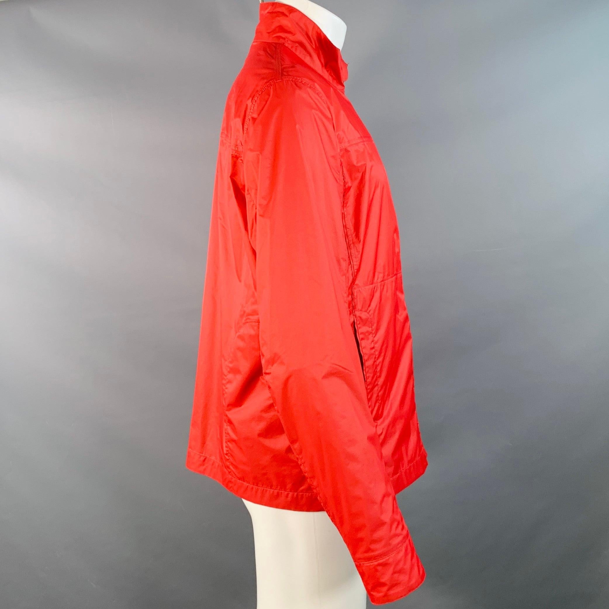 DUNHILL Jacke
aus rotem Polyamid, mit Reißverschlusstaschen und Reißverschluss. Made in Italy Ausgezeichneter Pre-Owned Zustand. 

Markiert:   M 

Abmessungen: 
 
Schultern: 18 Zoll Brust: 41 Zoll Ärmel: 26,5 Zoll Länge: 27,25 Zoll 
  
  
 
Sui