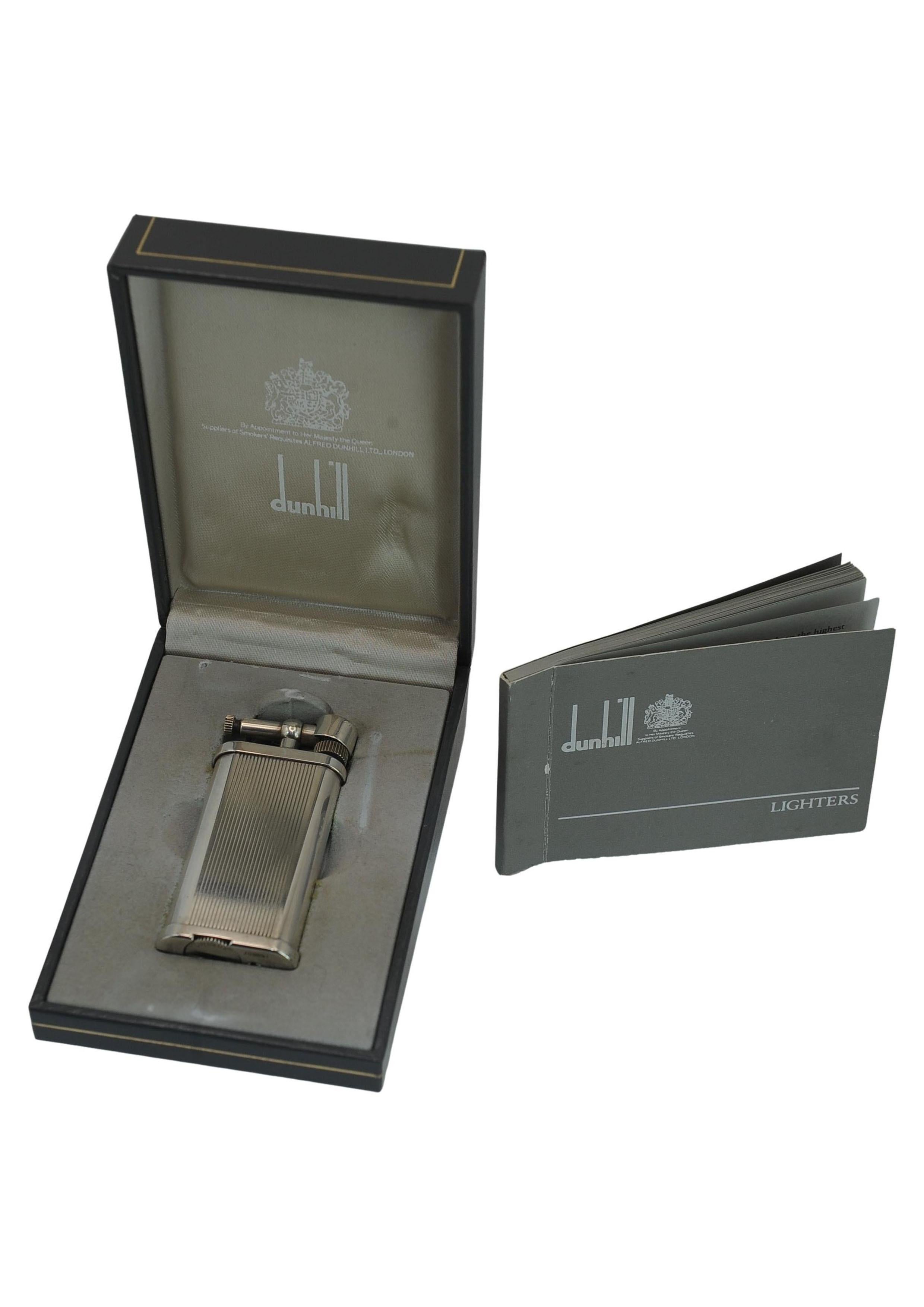 Accendisigari a braccio sollevabile placcato in argento Dunhill con documenti originali e scatola Dunhill

Timbro Dunhill UNIQUE e Made in England sulla base dell'accendino

L'accendino è stato revisionato e funziona bene.

Dimensioni più leggere