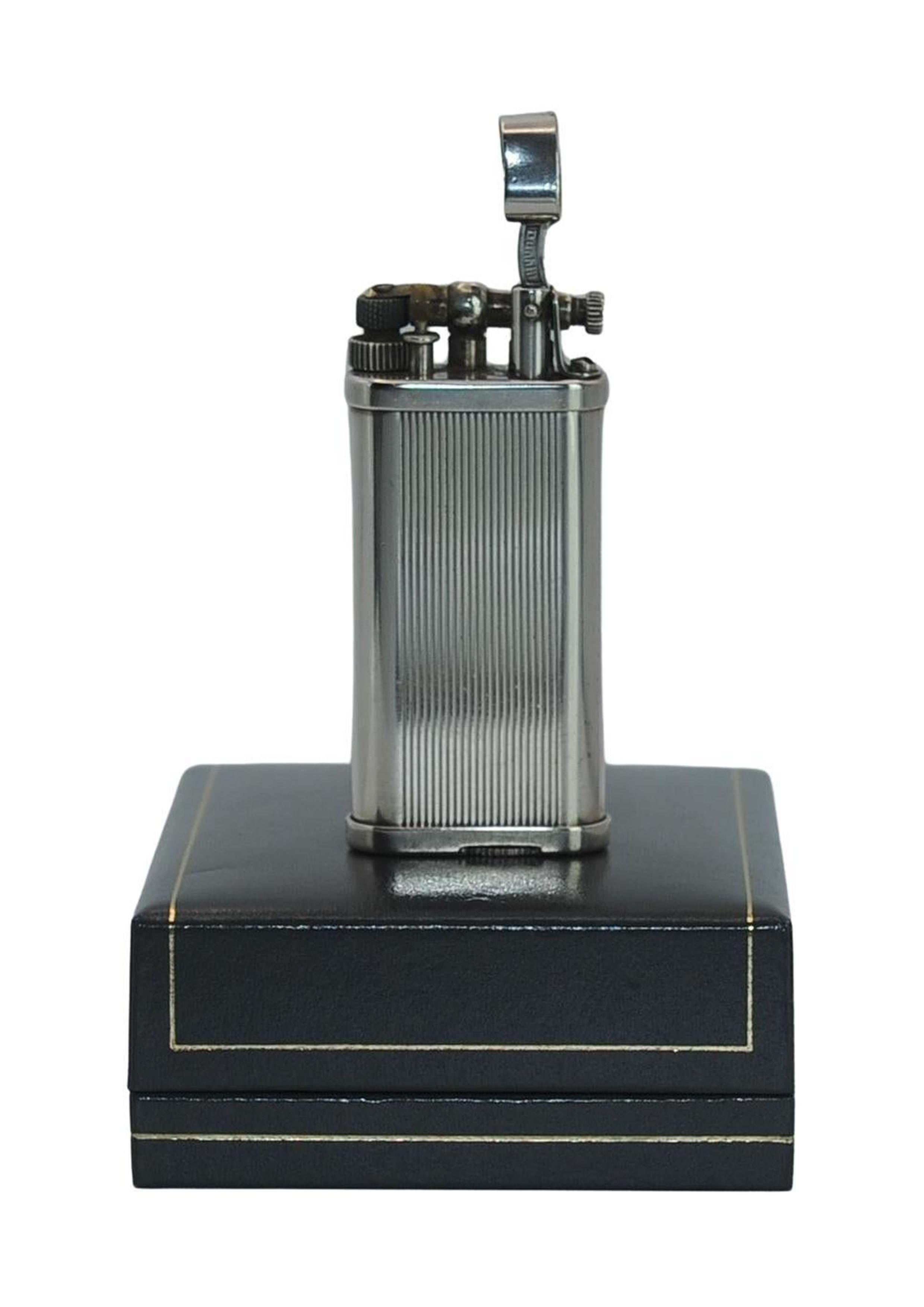 Britannico Dunhill Unique Silver Plated Lift Arm Cigarette Lighter With Dunhill Box (Accendisigari a braccio sollevabile placcato in argento con scatola Dunhill) in vendita