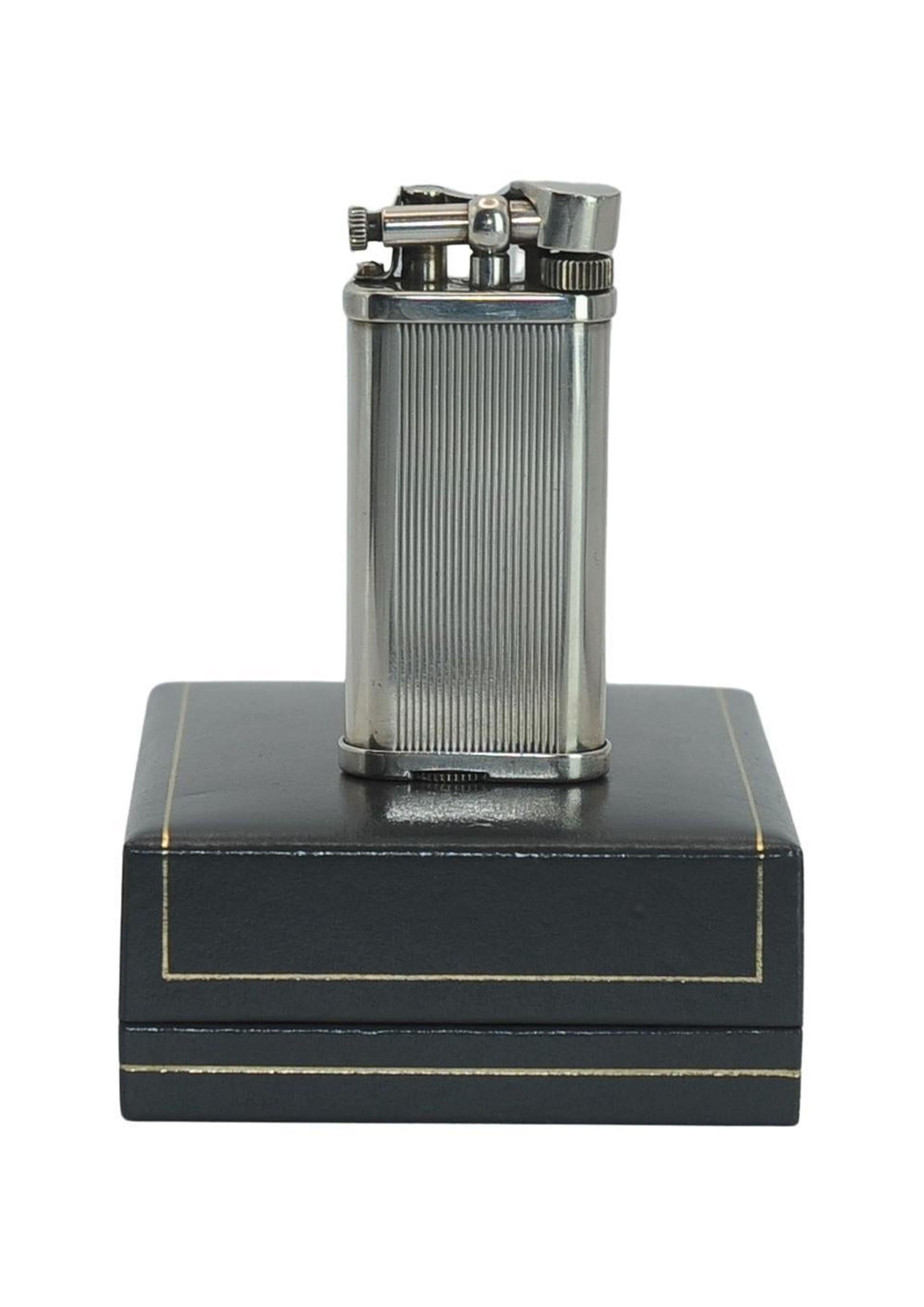 Placcato argento Dunhill Unique Silver Plated Lift Arm Cigarette Lighter With Dunhill Box (Accendisigari a braccio sollevabile placcato in argento con scatola Dunhill) in vendita