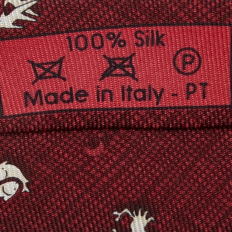 Dunhill Vintage Burgundy Zodiac Print Silk Tie (cravate en soie imprimée) Excellent état - En vente à Dubai, Al Qouz 2