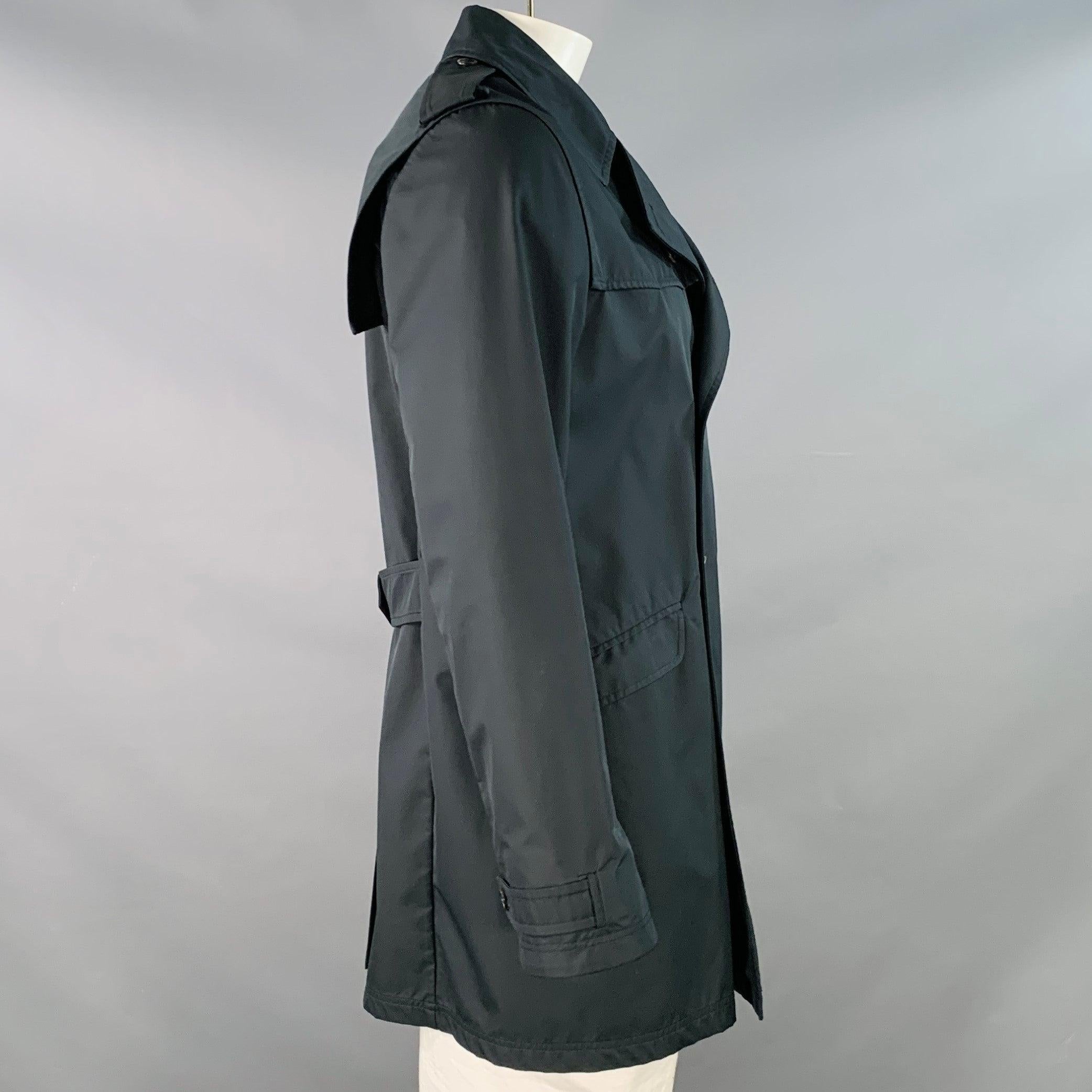 Trench d'epoca Dunhill
in tessuto nero, stile doppiopetto, mezza fodera in rete e chiusura con bottoni.Eccellenti condizioni di usato. 

Contrassegnato:   dimensioni non segnate 

Misure: 
 
Spalla: 18,5 pollici Petto: 44 pollici Manica: 26 pollici