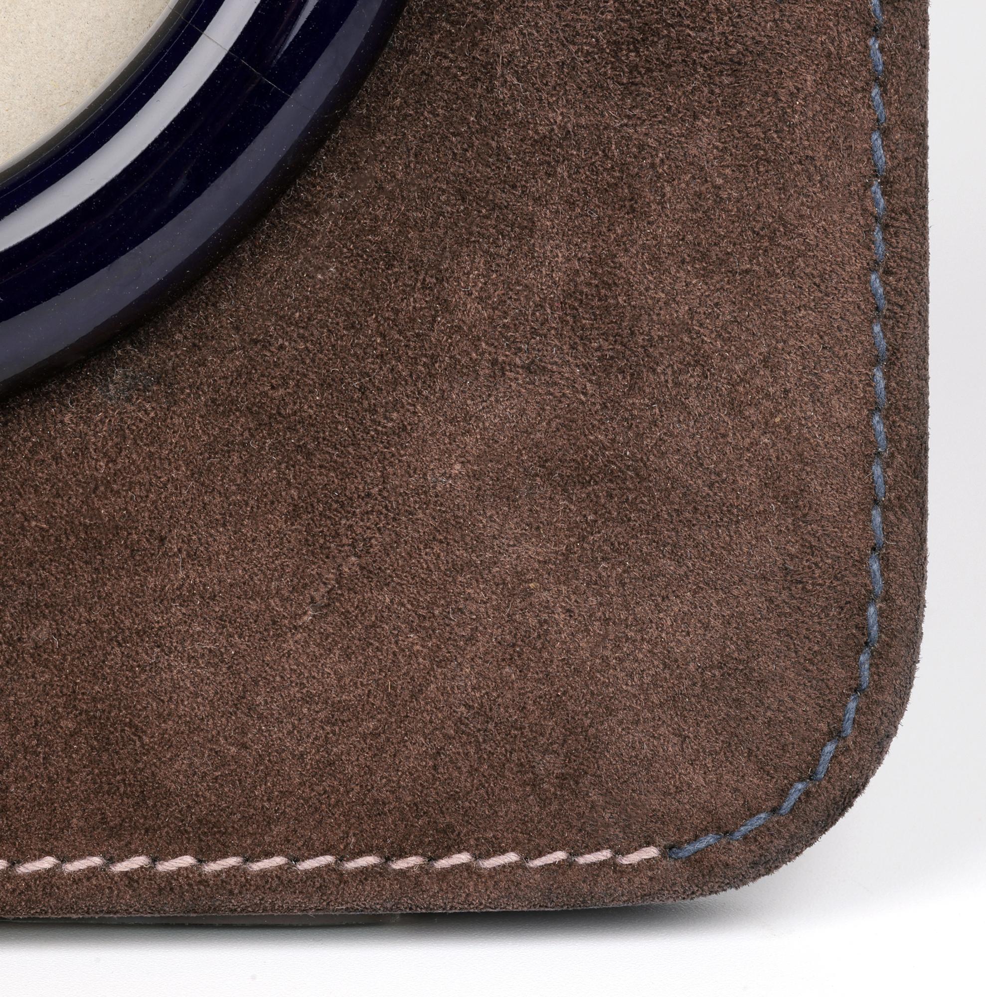 Ein feiner Vintage-Bilderrahmen im Stil der Jahrhundertmitte aus Leder mit Staffeleirücken von Dunhill, der aus dem 20. Der Rahmen hat eine quadratische Form mit abgerundeten Ecken und ist mit Leder überzogen, das an der Außenkante mit großen weißen